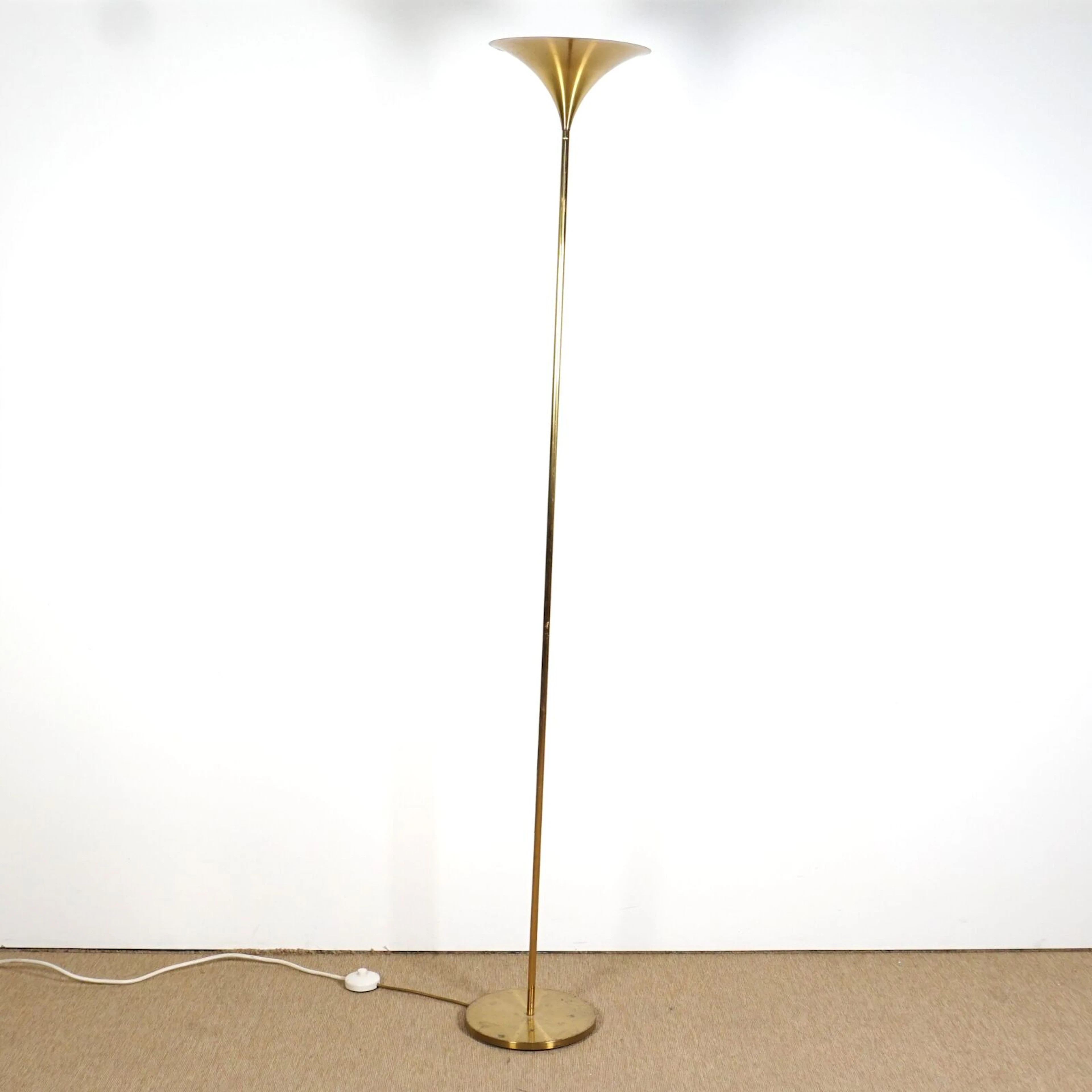 Lampadaire en laiton avec diffuseur de forme conique