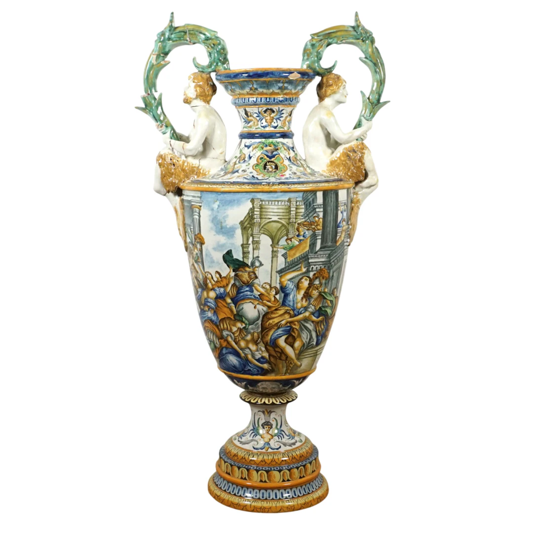 Dans le goût d'URBINO : Important vase de forme balustre...