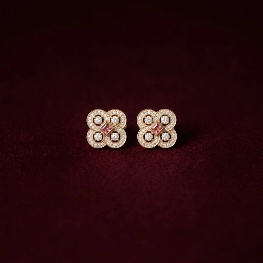 Paire de clous d'oreilles stylisant un trèfle en or jaune 9K (375/oo)