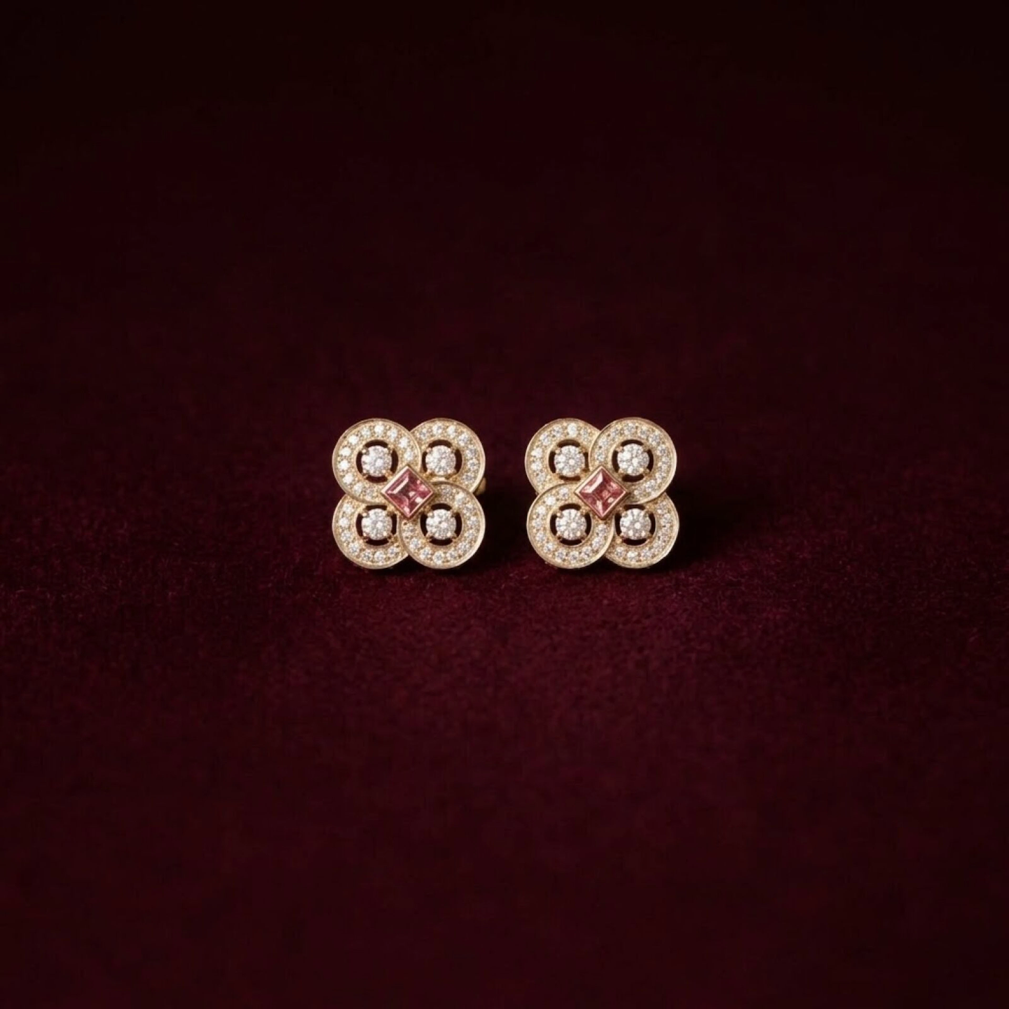 Paire de clous d'oreilles stylisant un trèfle en or jaune 9K (375/oo)