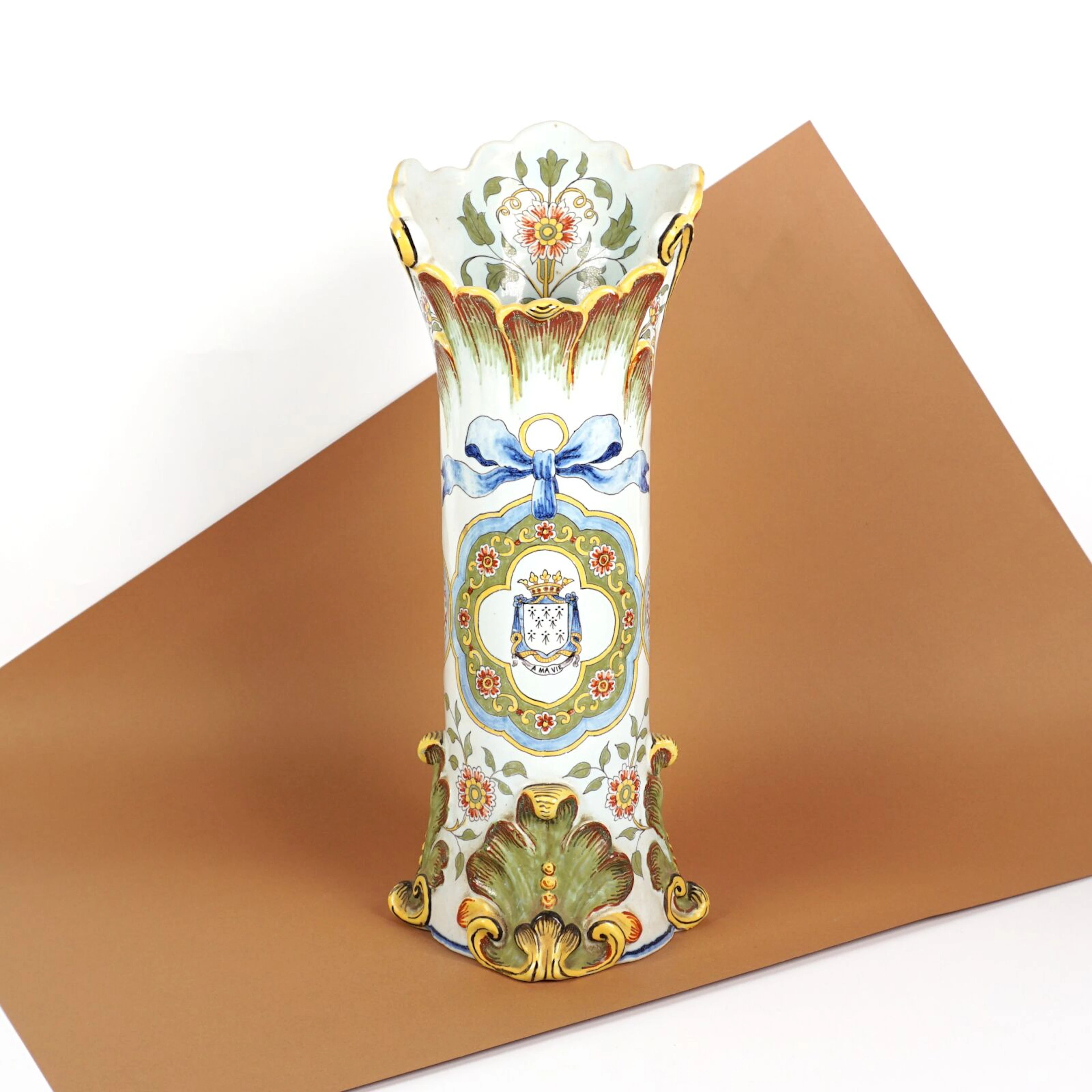 FOURMAINTRAUX - DESVRES : Grand vase rouleau à bords...