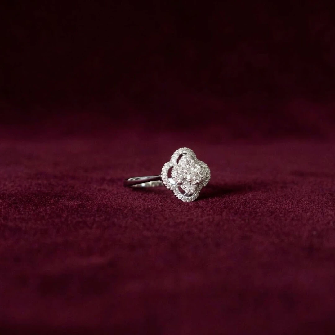 Bague stylisant un trêfle ajouré en or blanc 18K (750/oo)