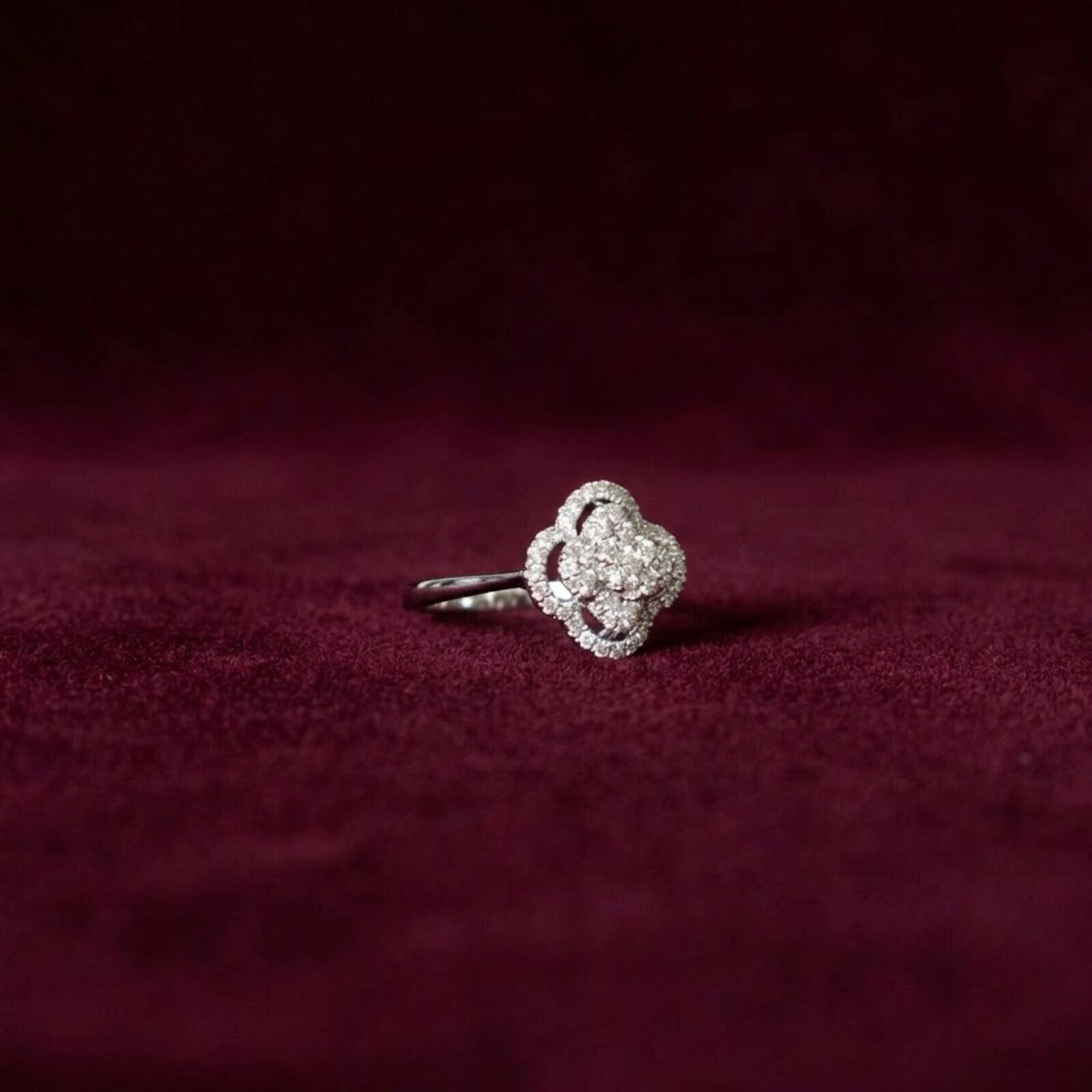 Bague stylisant un trêfle ajouré en or blanc 18K (750/oo)