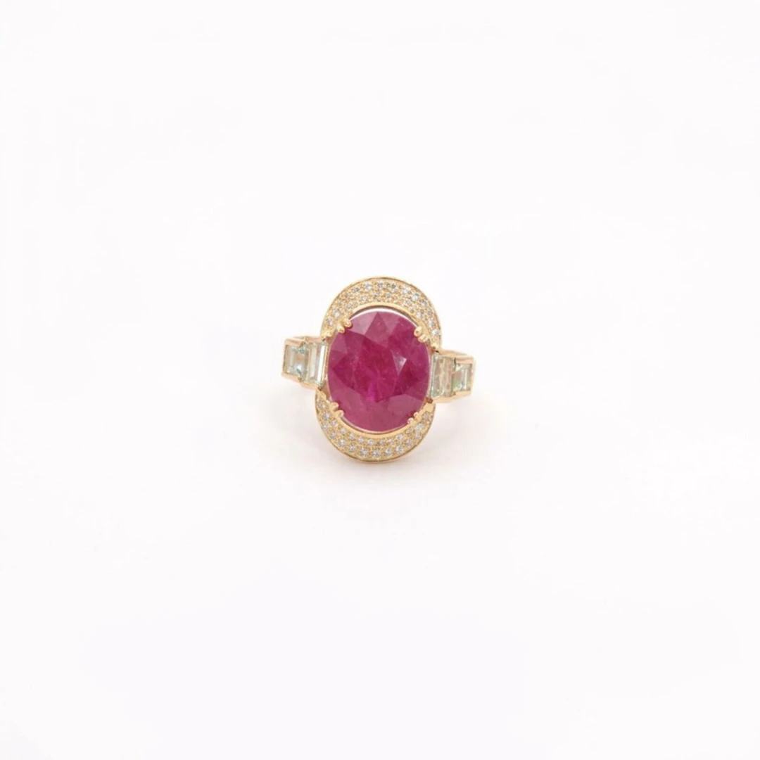 Bague en or jaune 9K (375/oo) retenant un rubis taille...