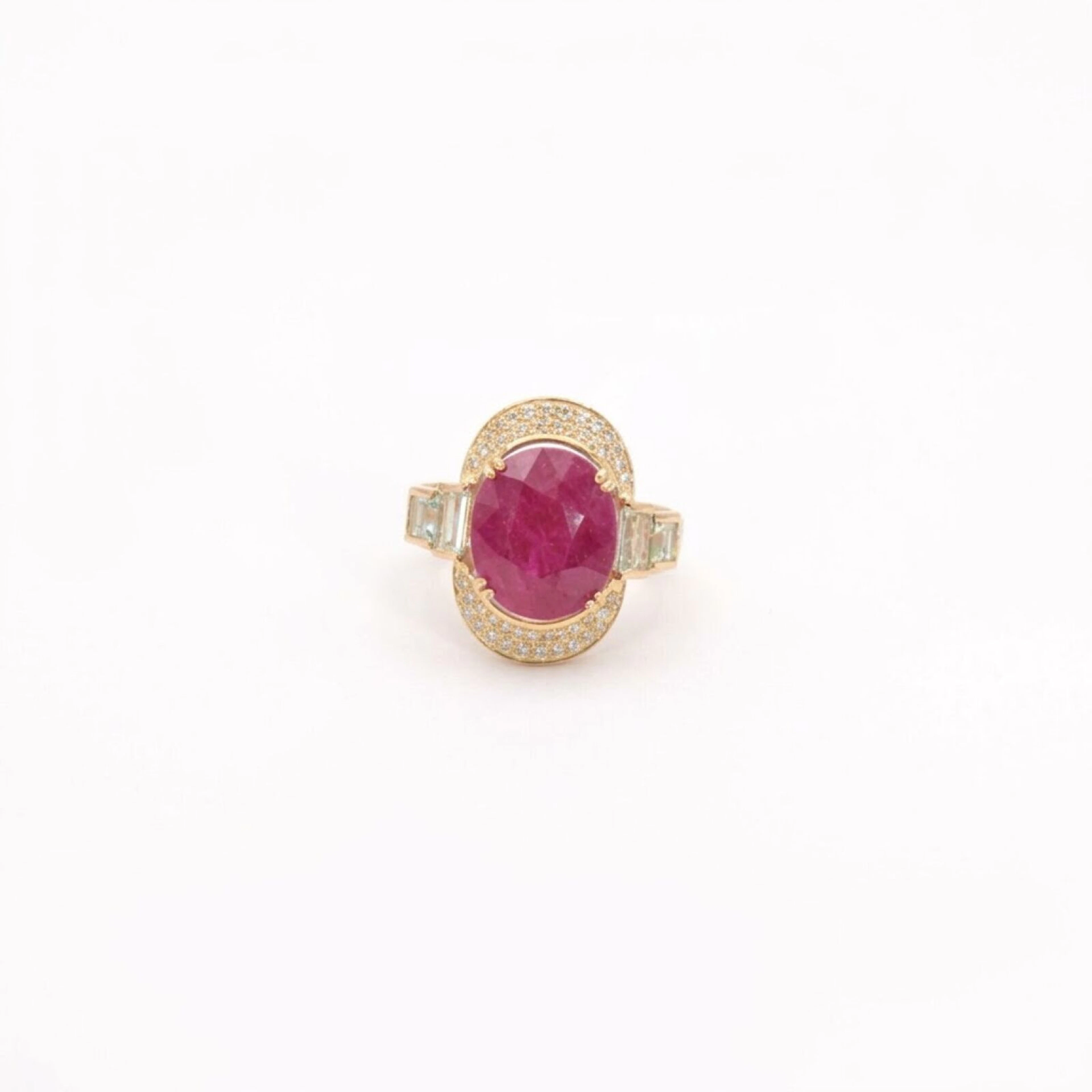 Bague en or jaune 9K (375/oo) retenant un rubis taille...