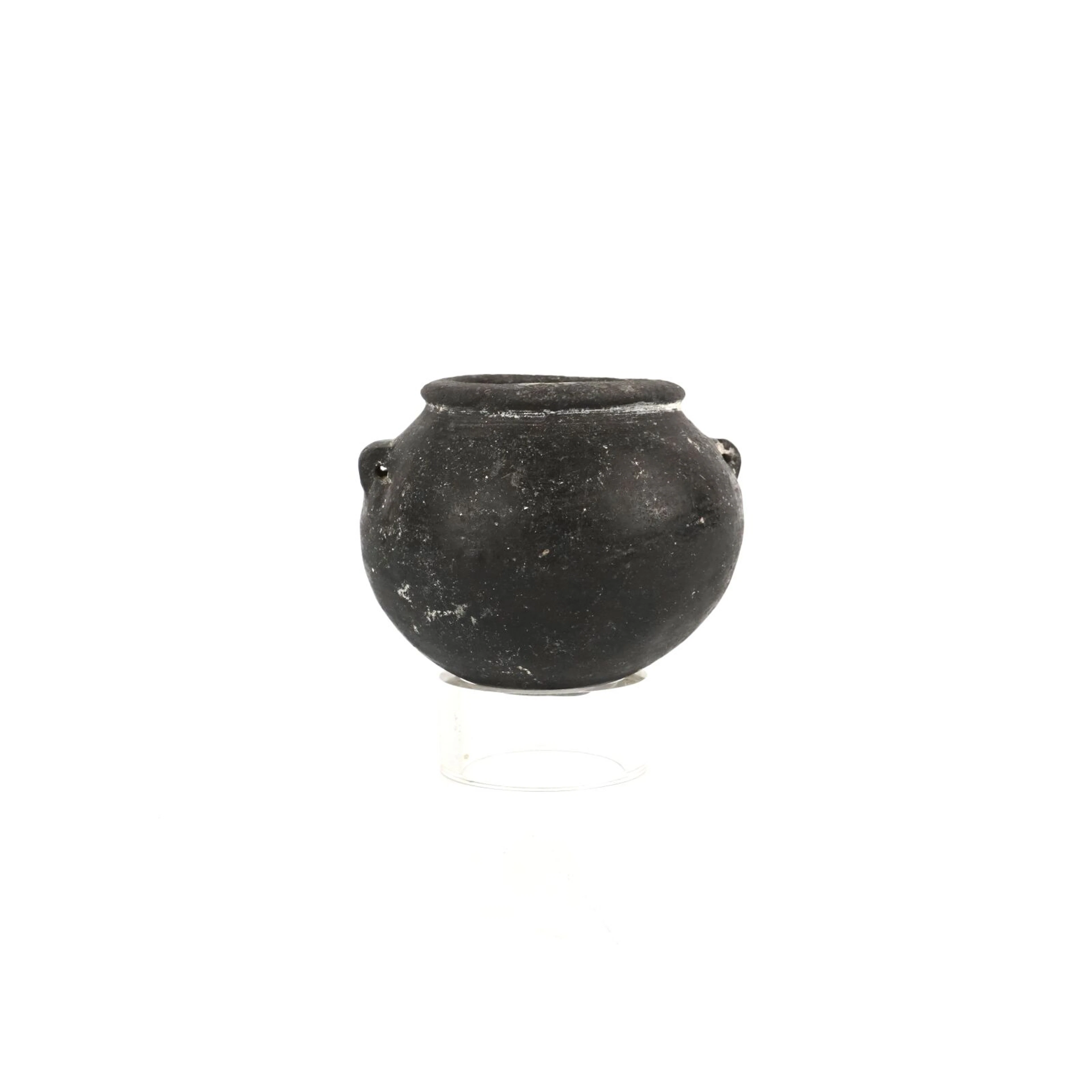 Vase à panse globulaire en terre cuite gris noir