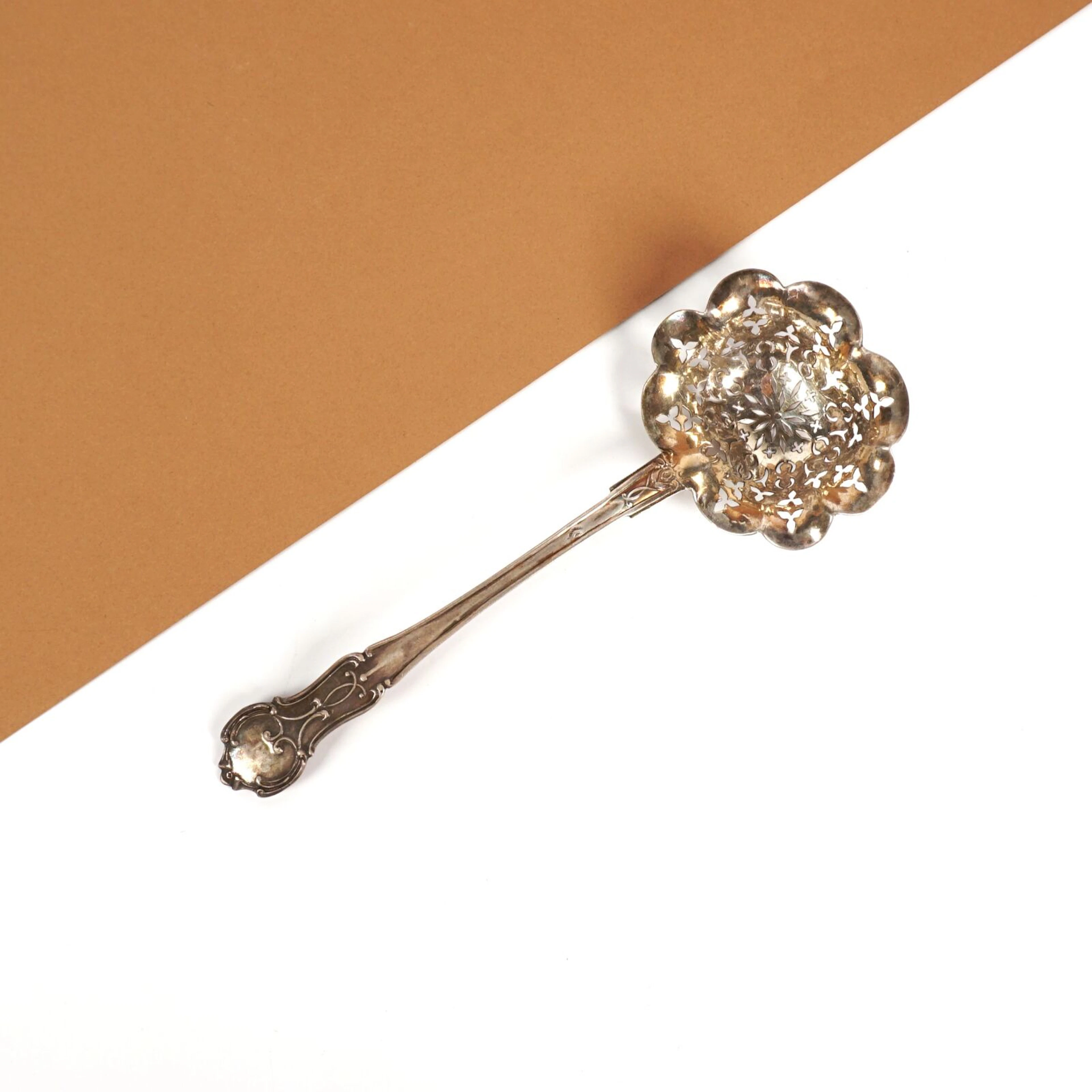Cuillère saupoudreuse en argent