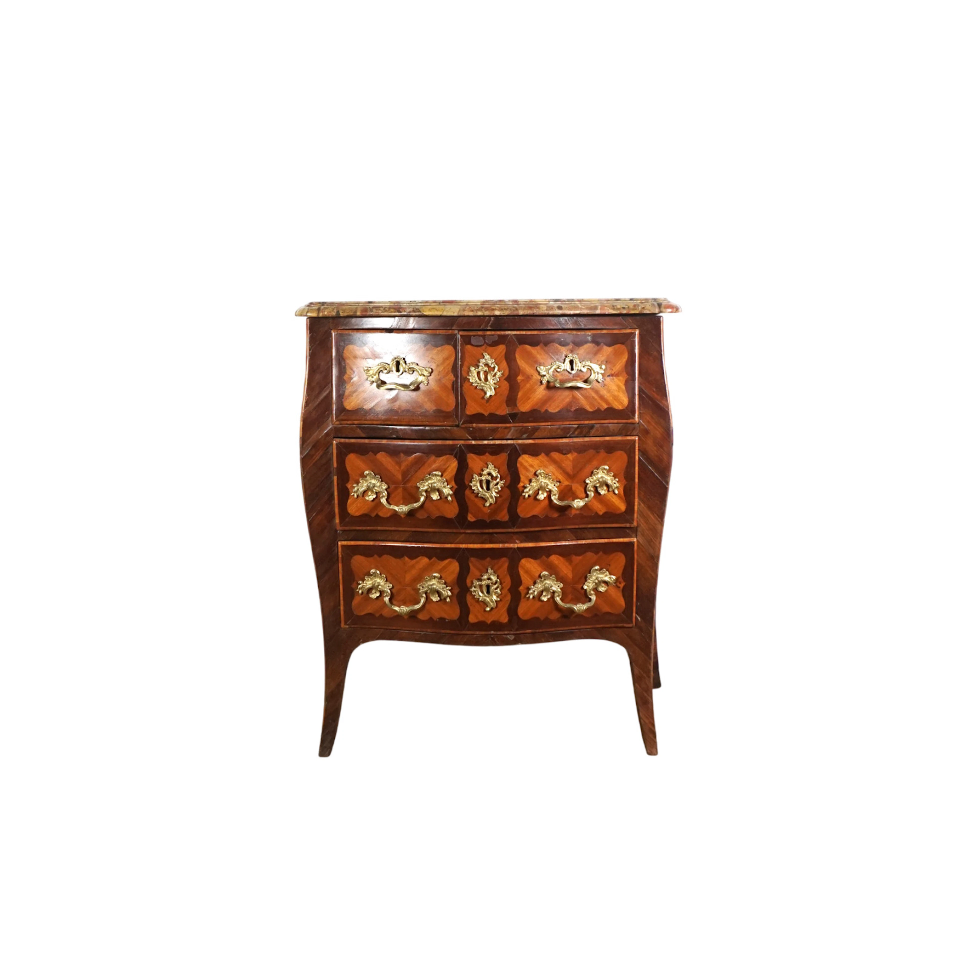 Petite commode d'entre-deux légèrement galbée en bois et...
