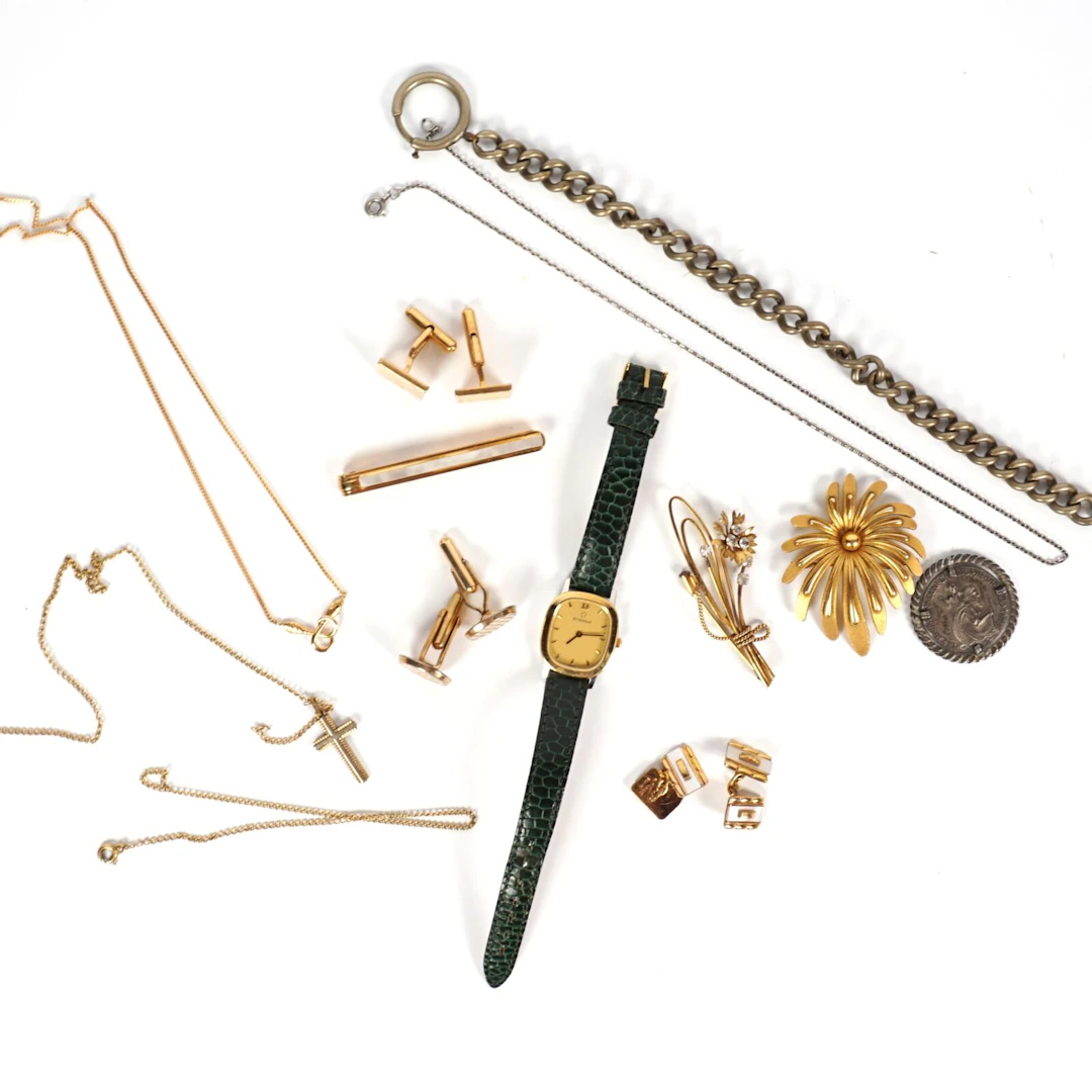 Ensemble de bijoux de fantaisie divers