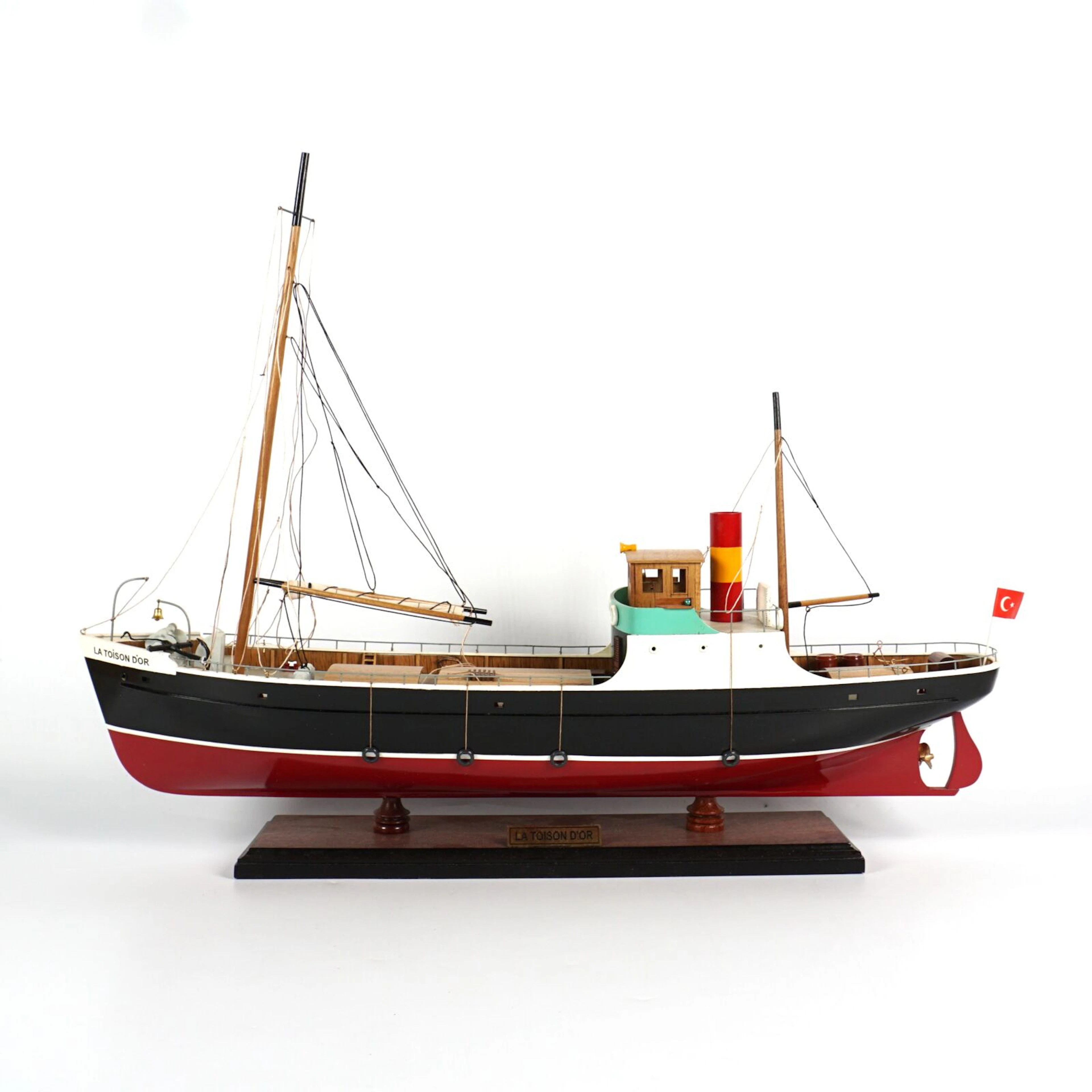 TINTIN - "La Toison d'or" : Maquette de bateau en bois verni