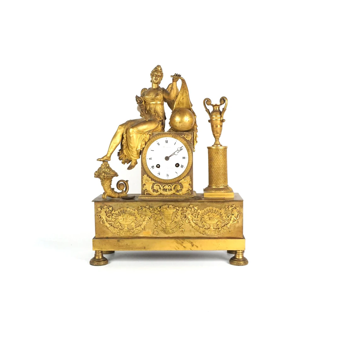 Pendule à poser en bronze doré et ciselé