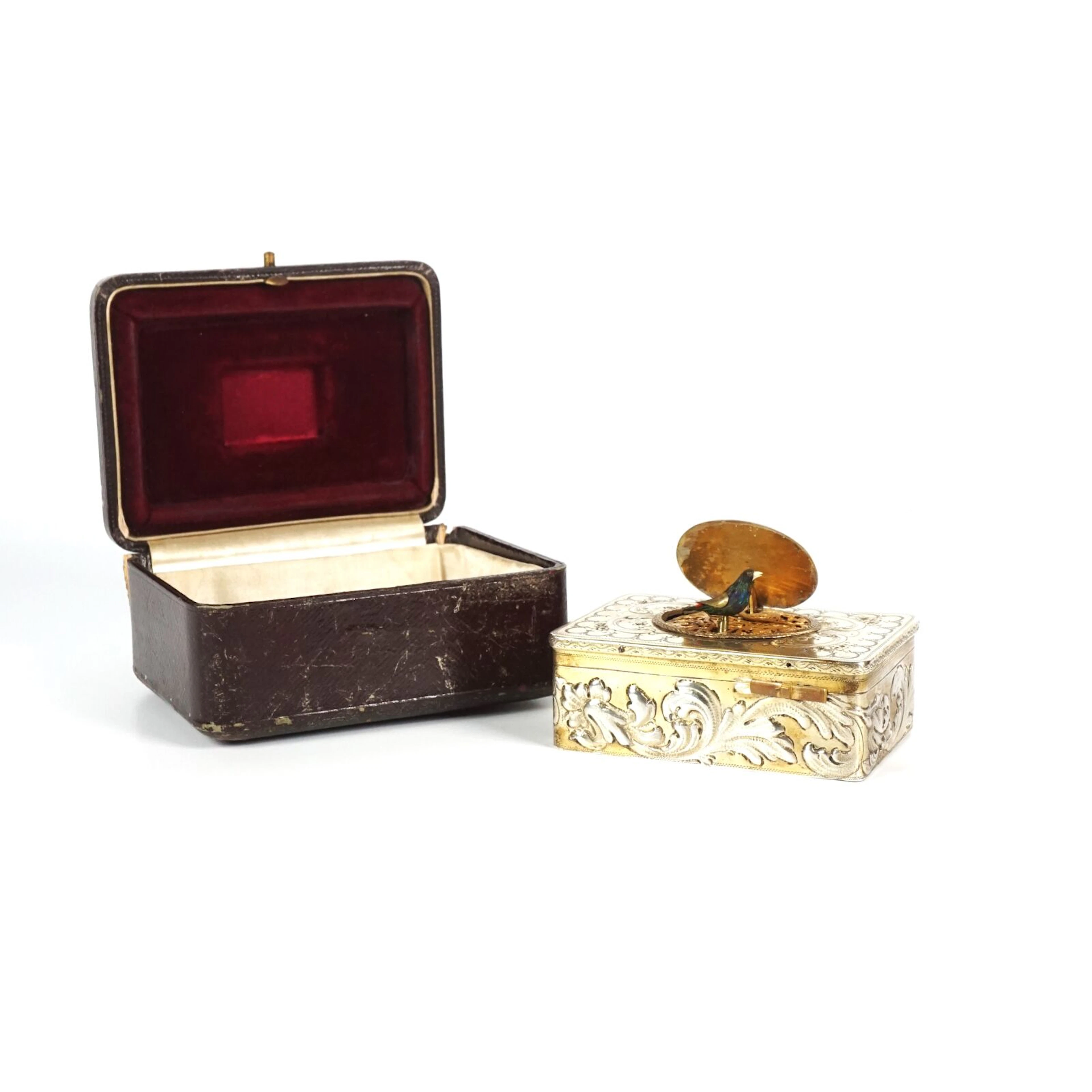 Boîte à musique automatique à "L'oiseau siffleur" en argent et vermeil (800/oo)