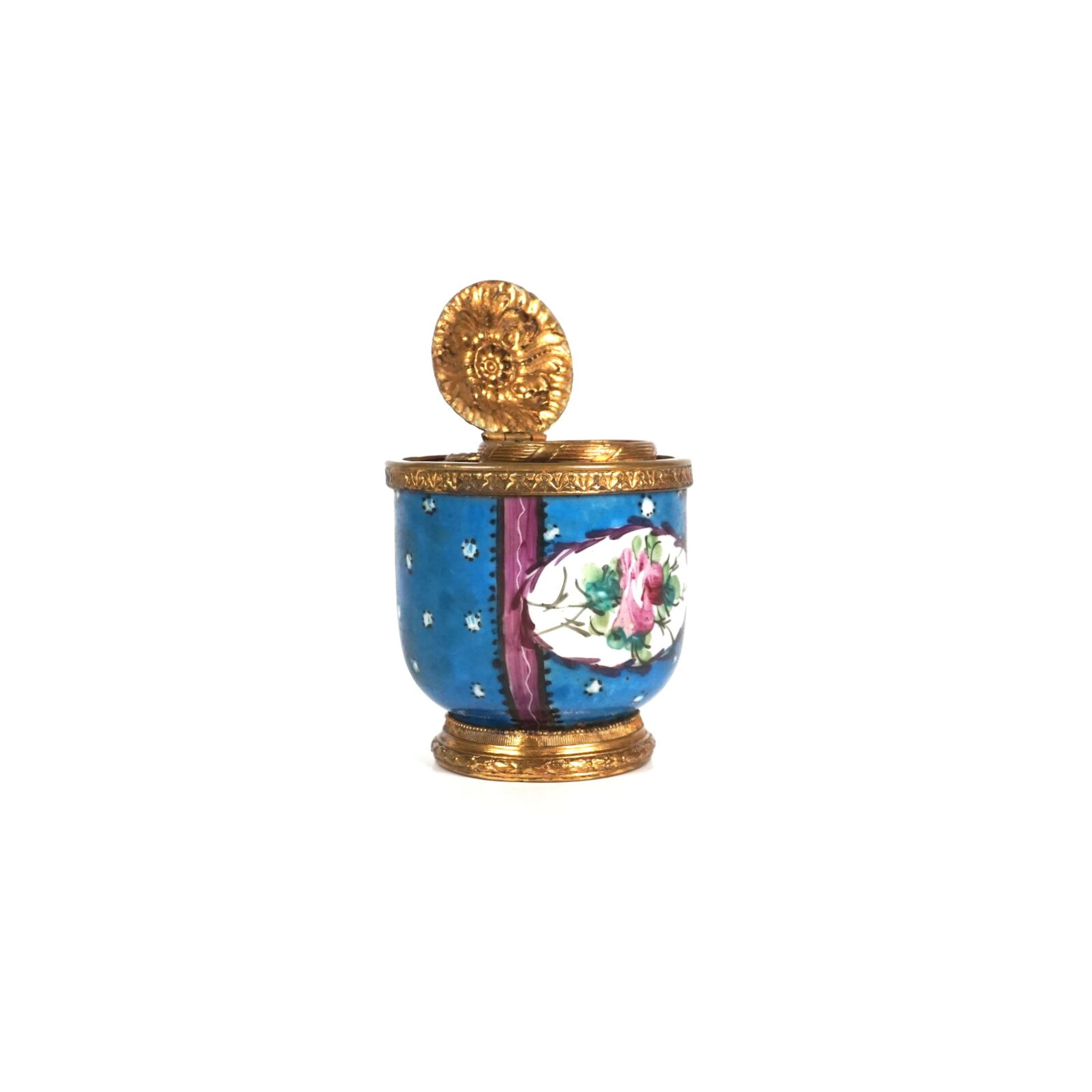 Dans le goût de SEVRES : Encrier en porcelaine émaillée...