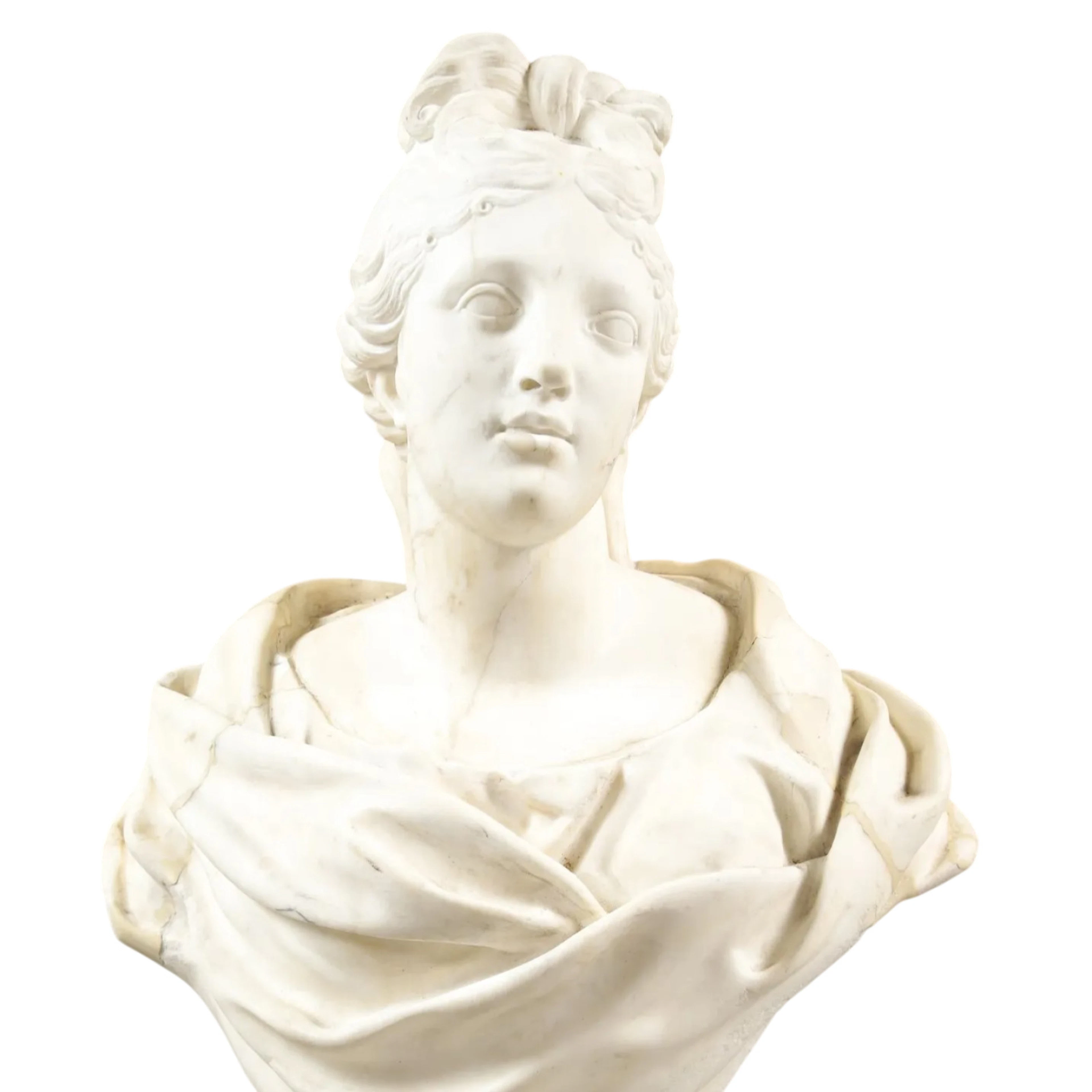 Buste de femme à l'Antique en marbre blanc