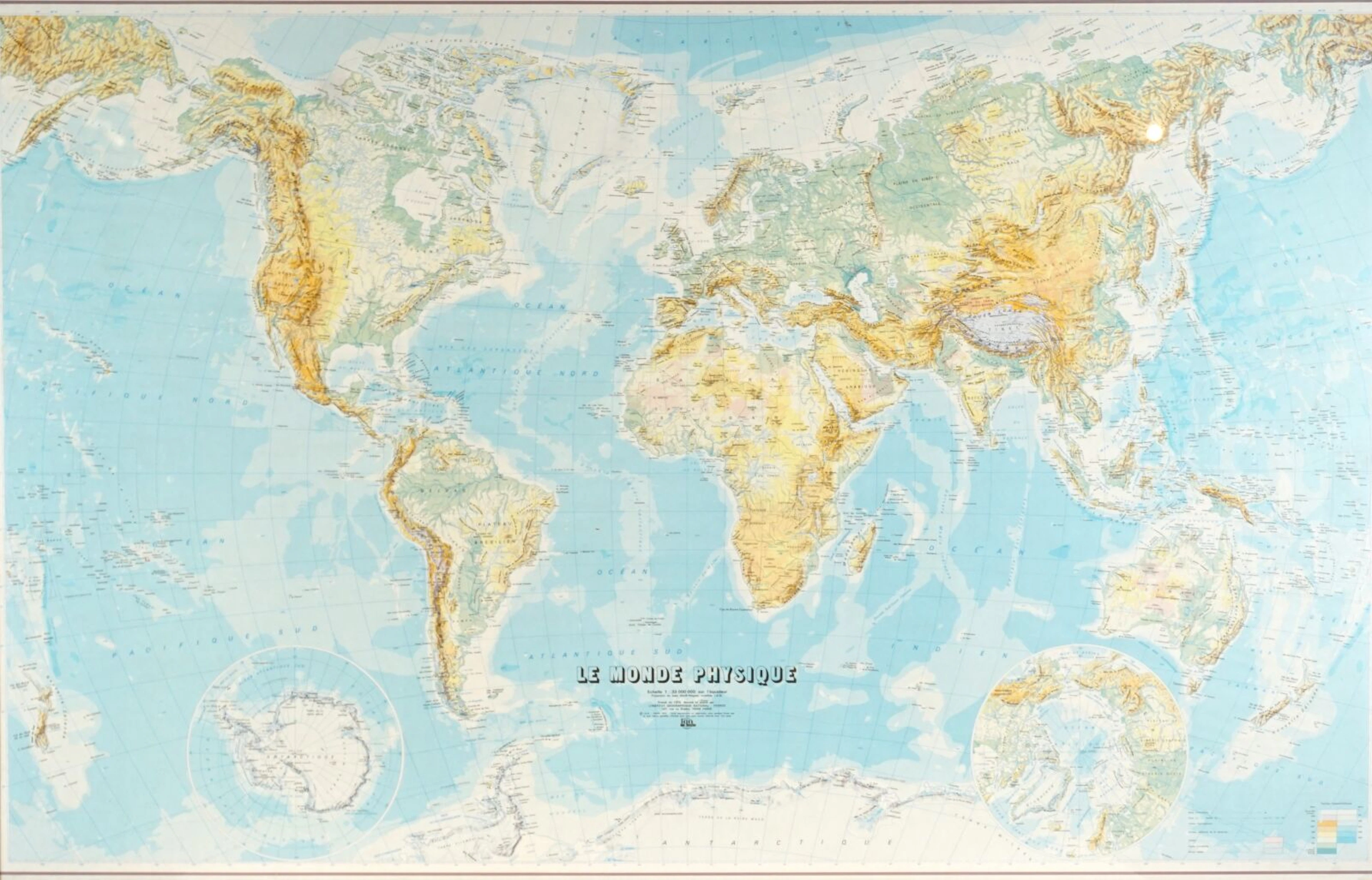 Carte planisphère du monde physique dressée en 1975