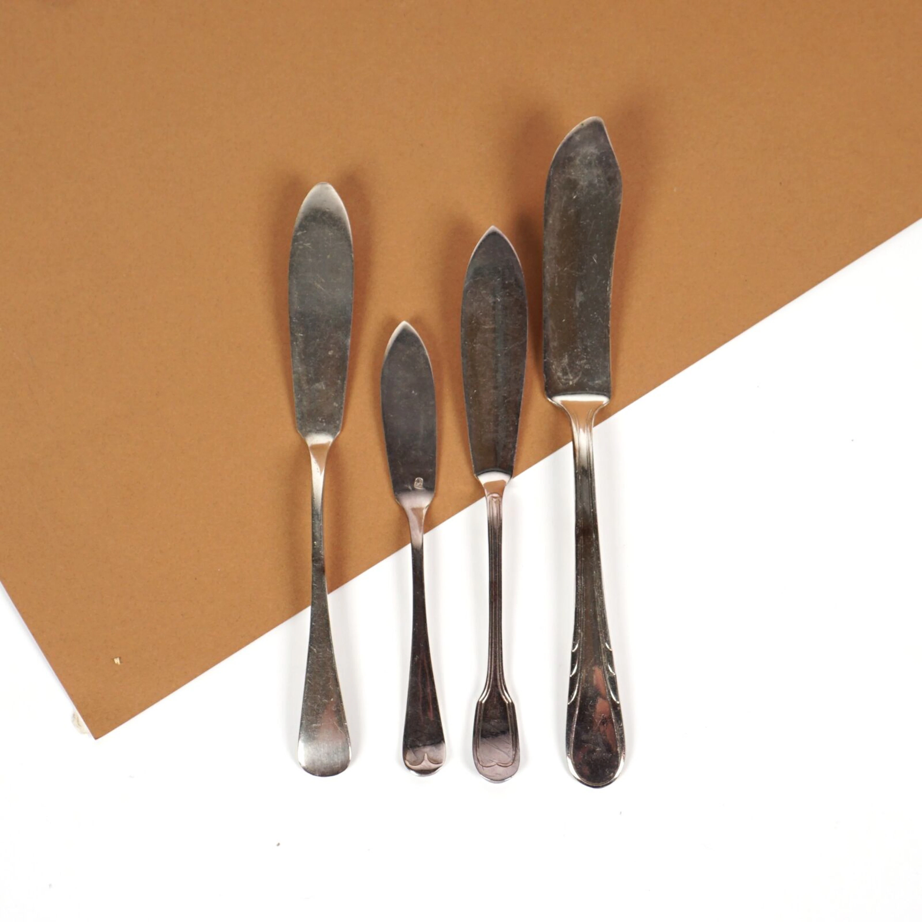 Ensemble de quatre couteaux à beurre