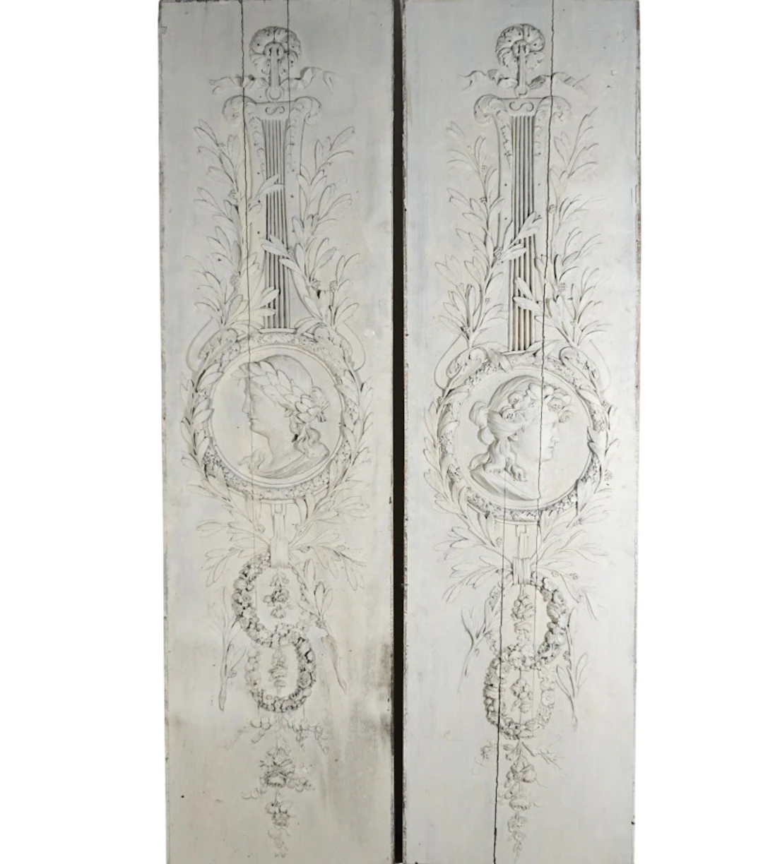 Paire de panneaux en bois sculpté et laqué crème à décor...