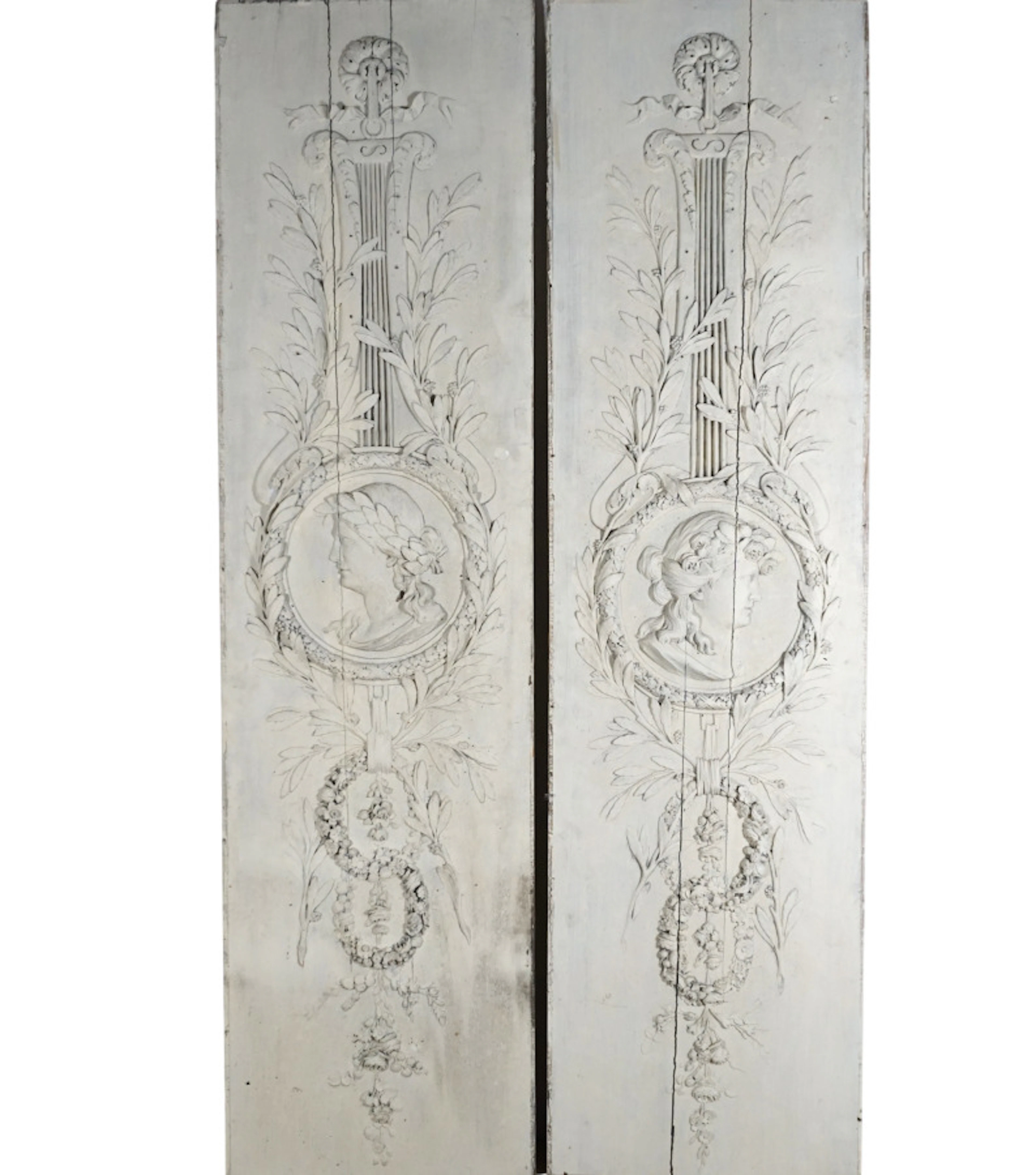 Paire de panneaux en bois sculpté et laqué crème à décor...