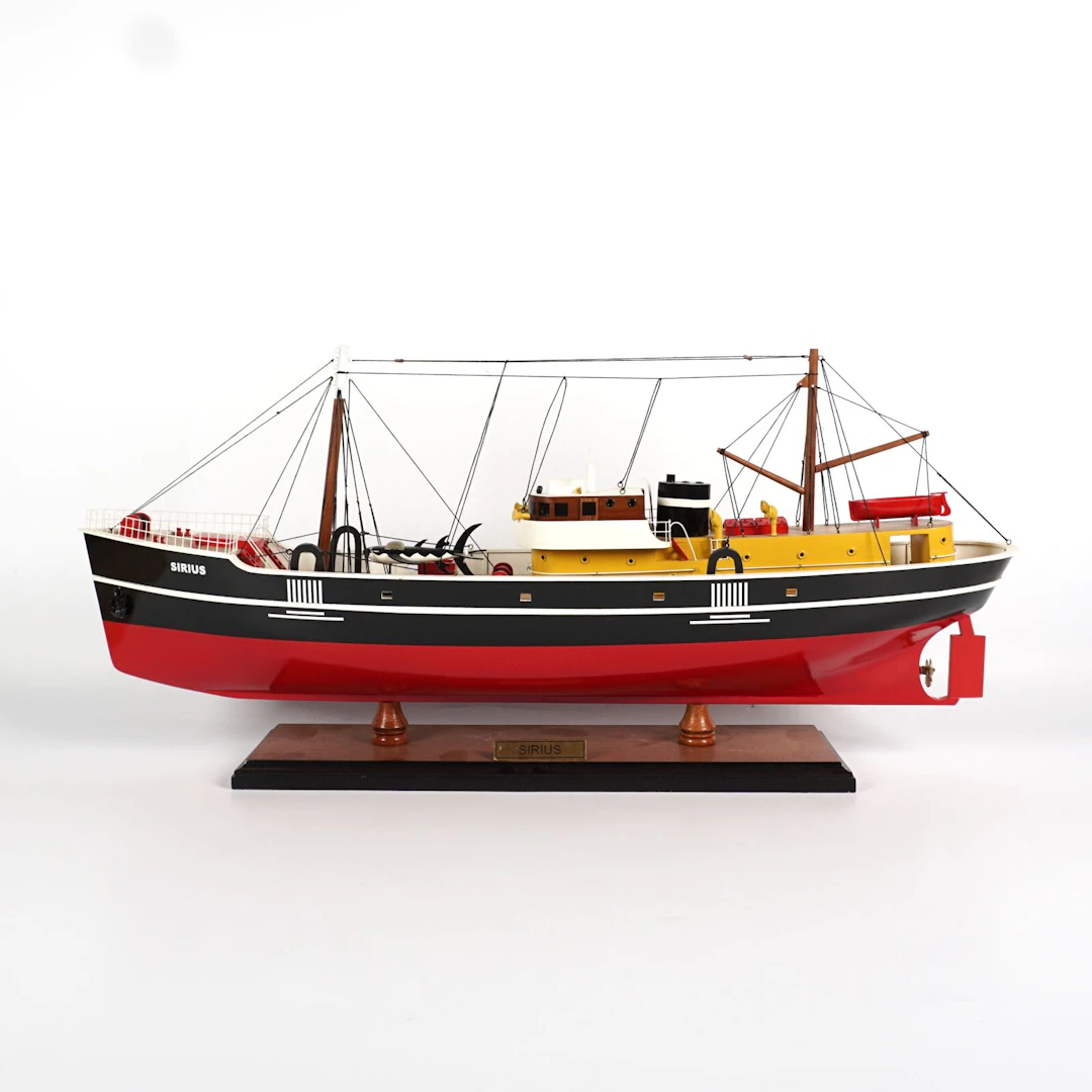 TINTIN - "Sirius" : Maquette de bateau en bois apparue...