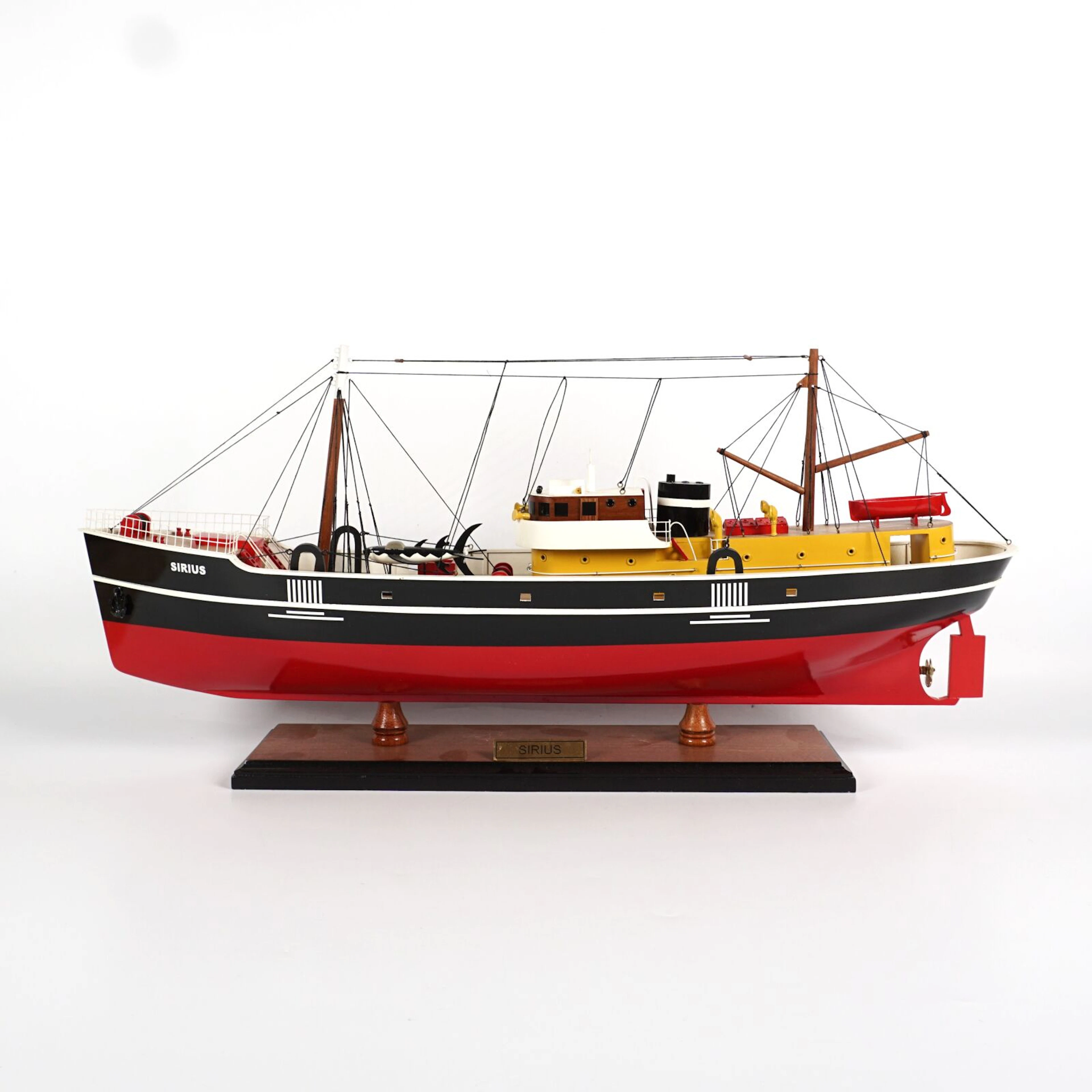 TINTIN - "Sirius" : Maquette de bateau en bois apparue...