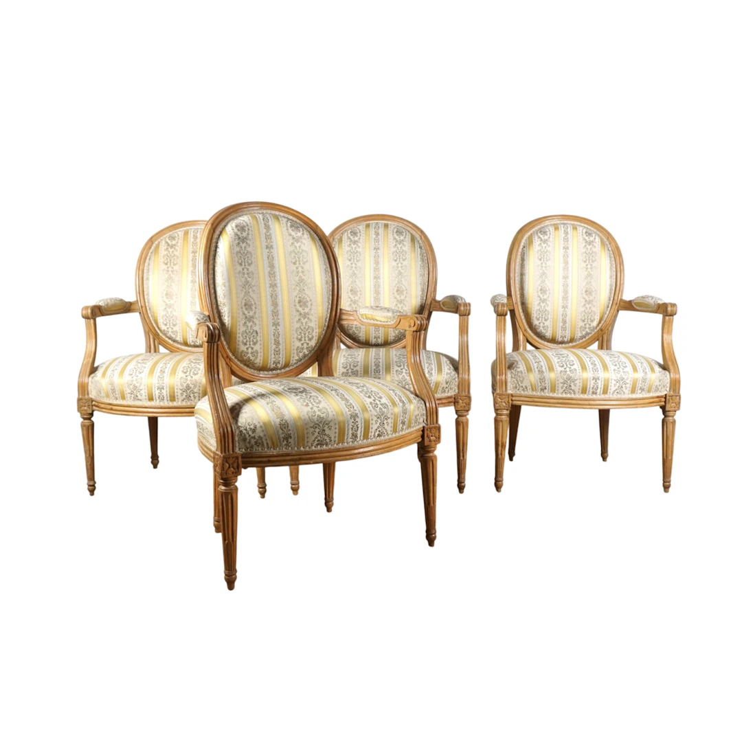 Suite de quatre fauteuils cabriolets à dossier médaillon...
