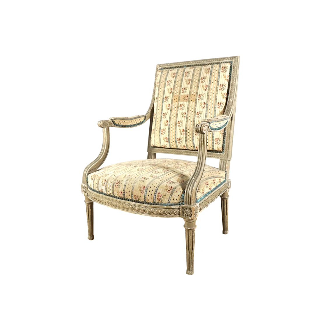 Fauteuil à dossier droit en bois mouluré et sculpté