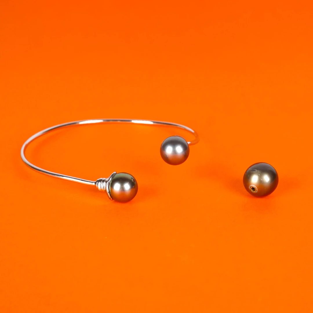 Demi-parure comprenant un bracelet jonc ouvert en argent...