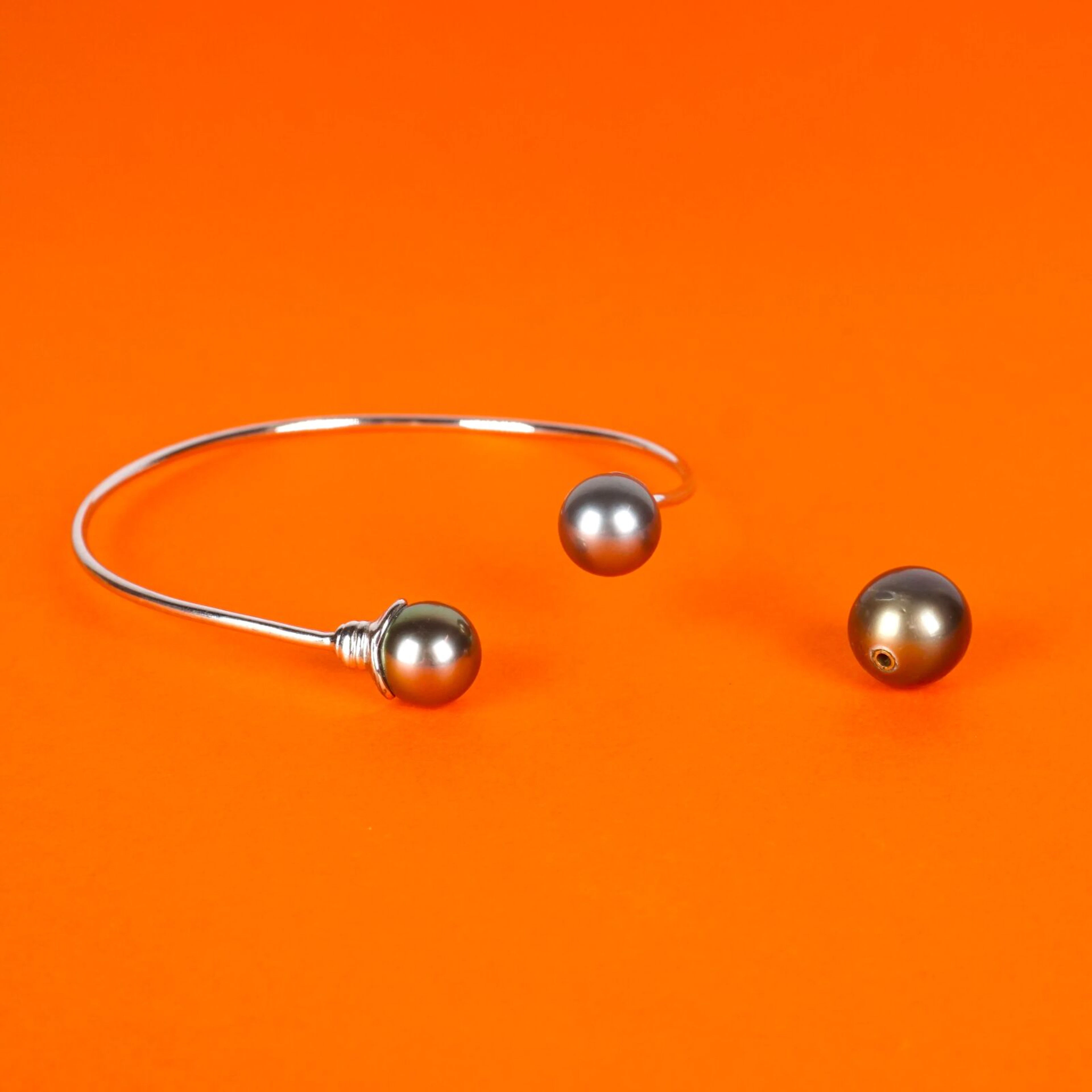 Demi-parure comprenant un bracelet jonc ouvert en argent...