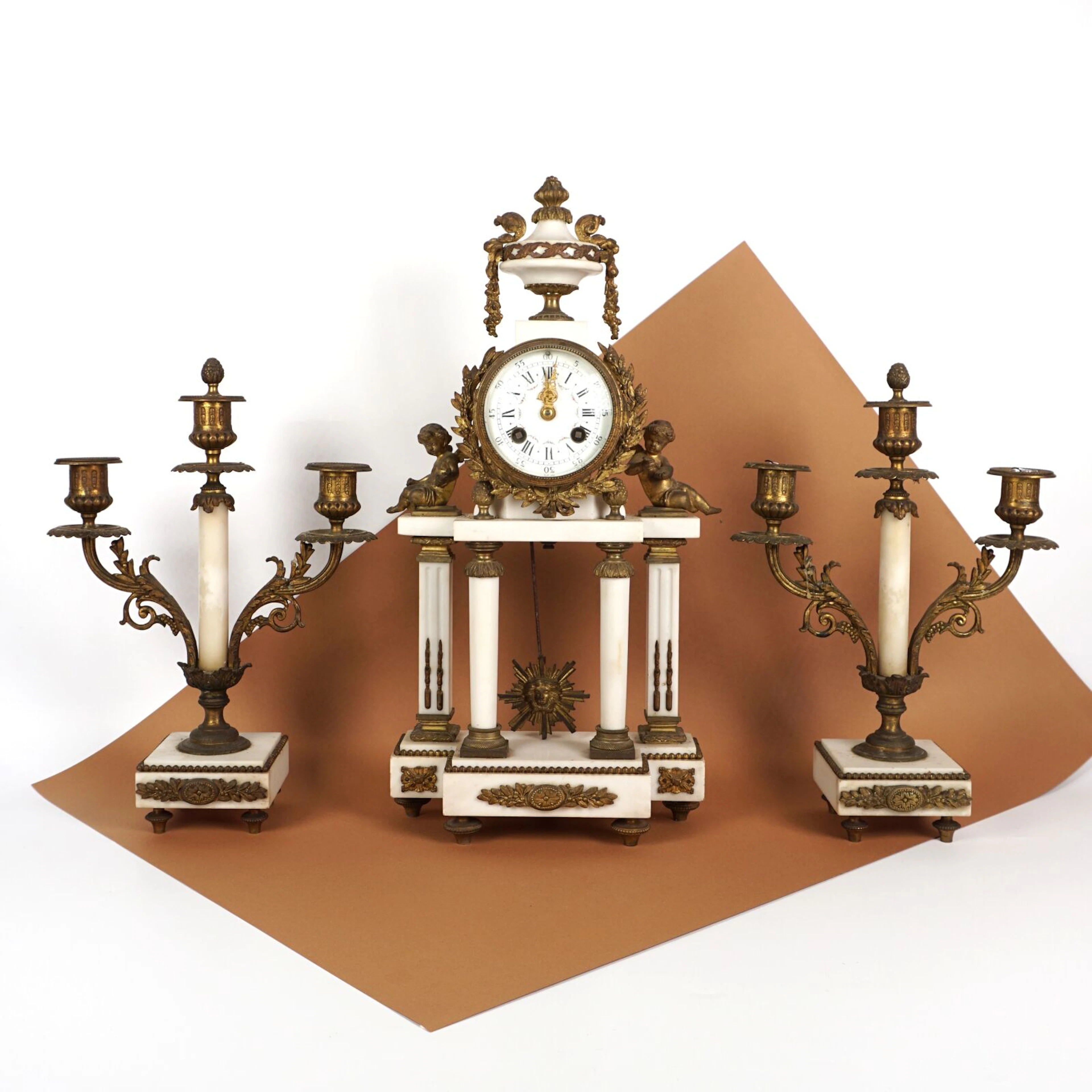 Garniture de cheminée en marbre blanc et bronze doré et ciselé