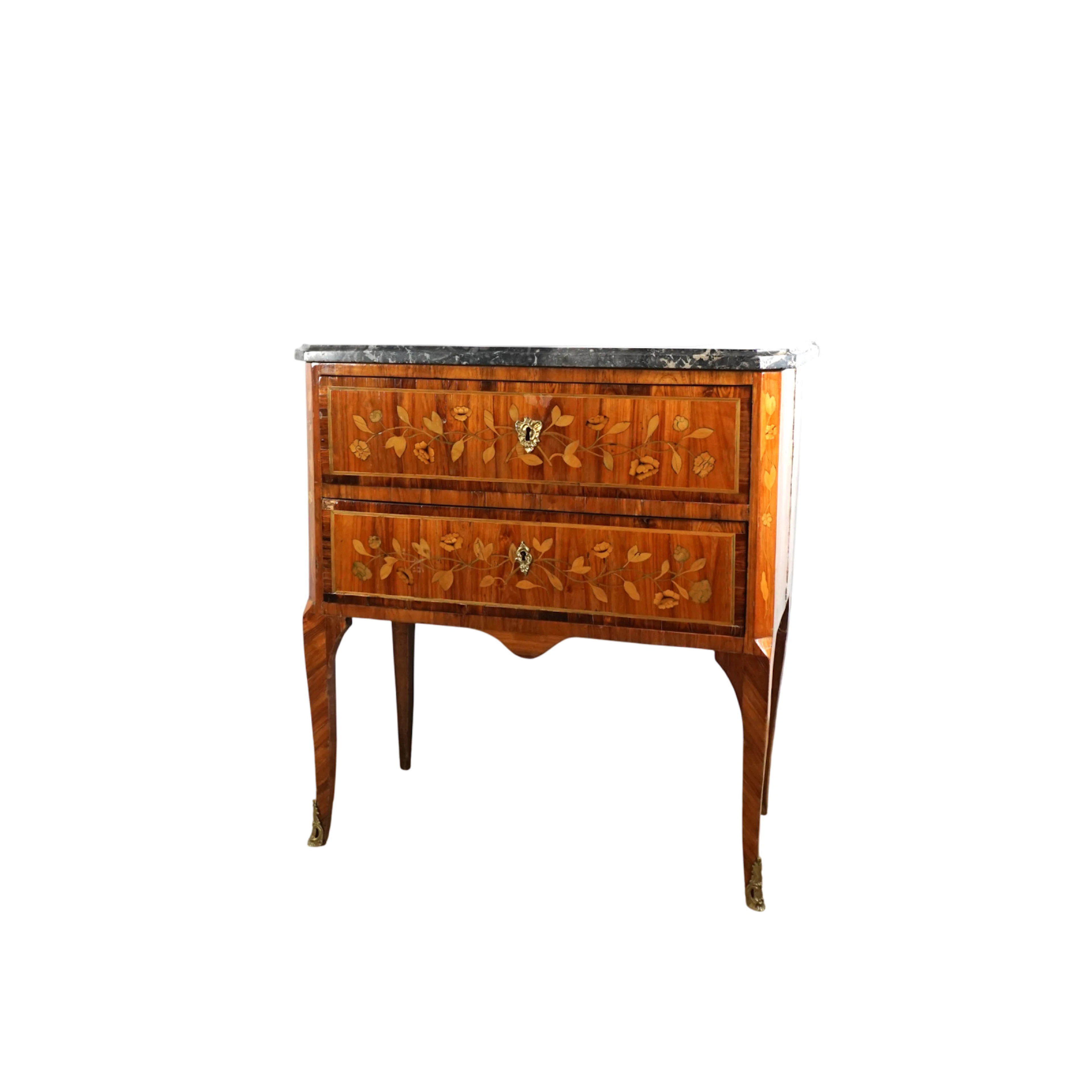 Petite commode d'entre-deux en bois et bois de placage à...