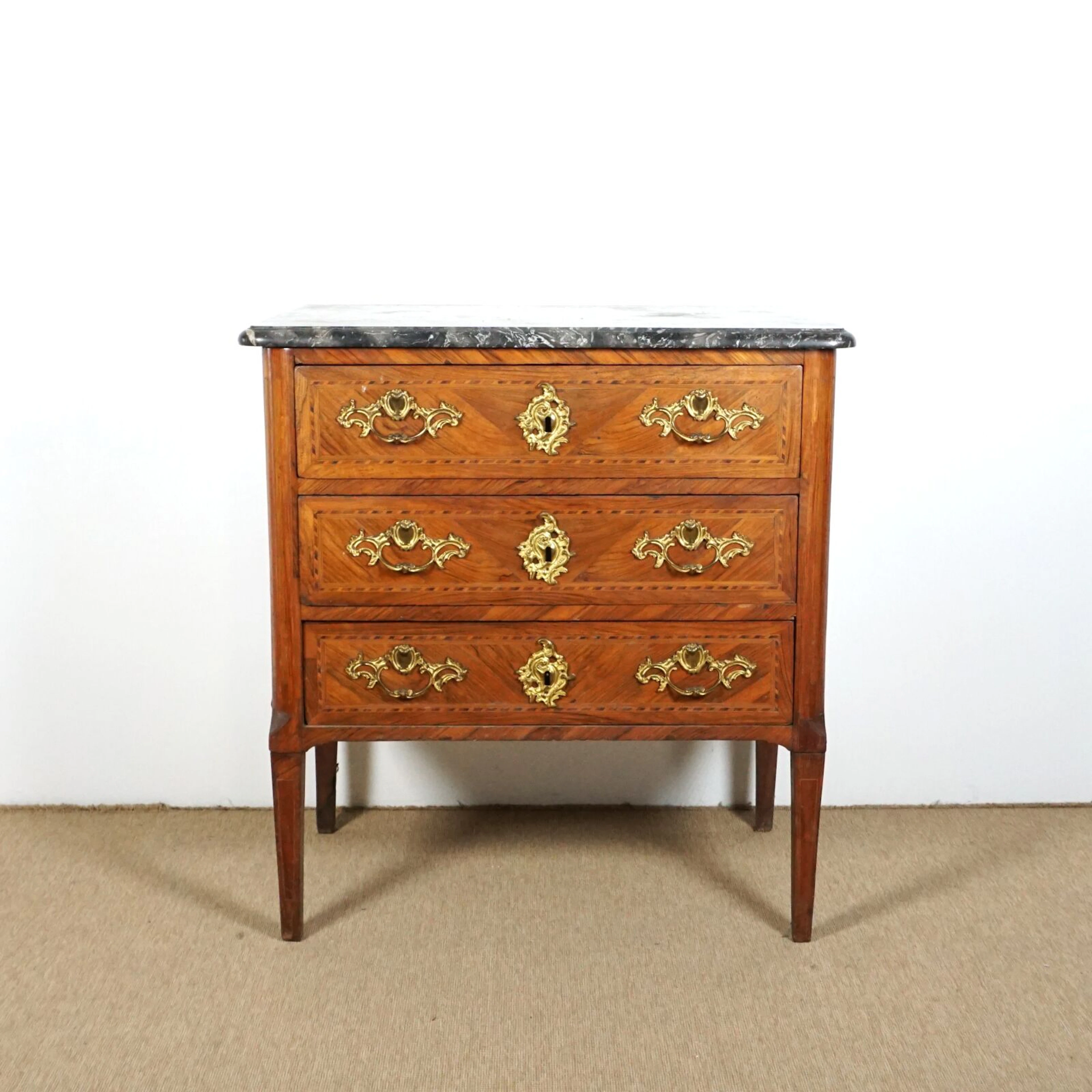 Petite commode d'entre-deux en bois de placage