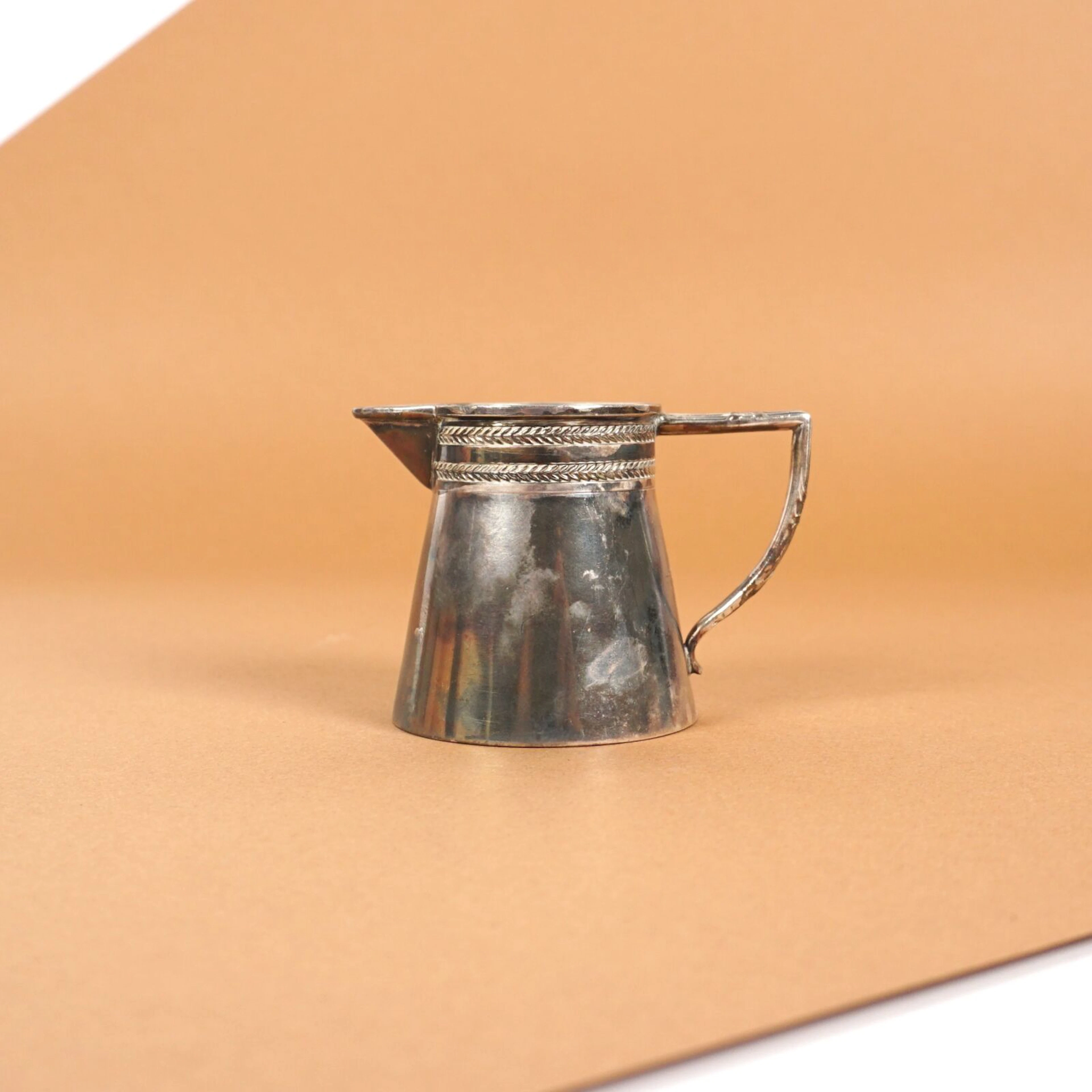 Petit pot à lait en argent (800/oo)