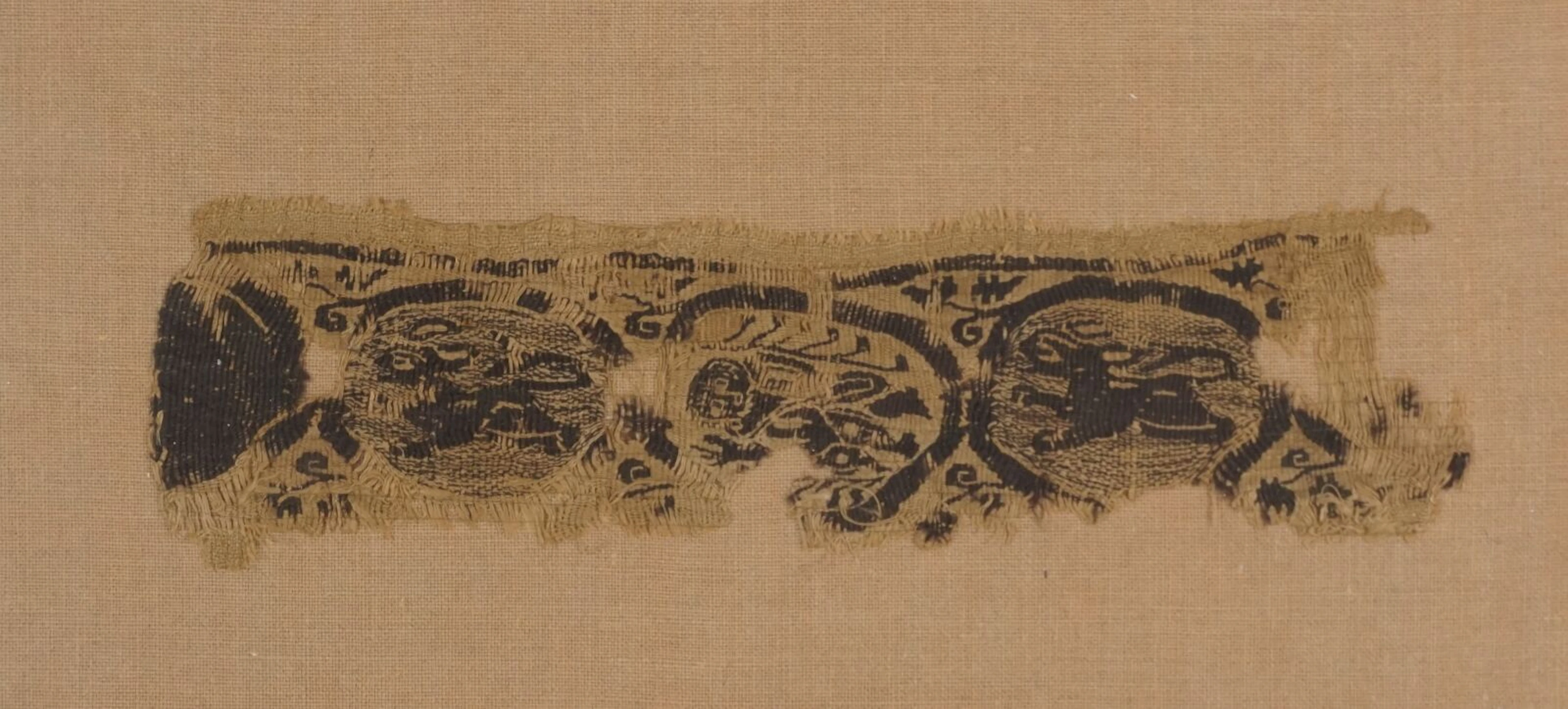 Bande en lin et laine à motif brun légèrement violet sur fond beige