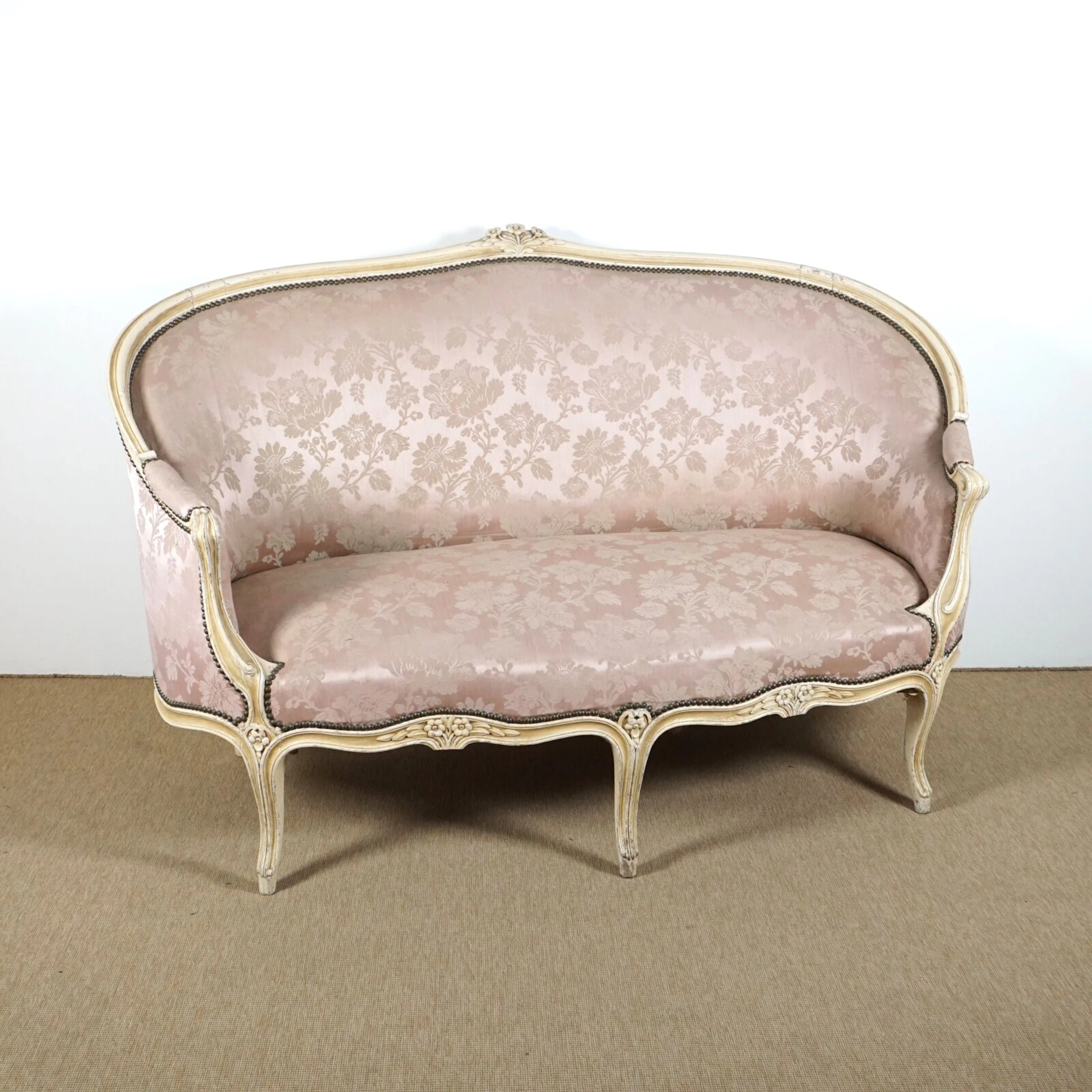 Banquette de forme corbeille en bois mouluré