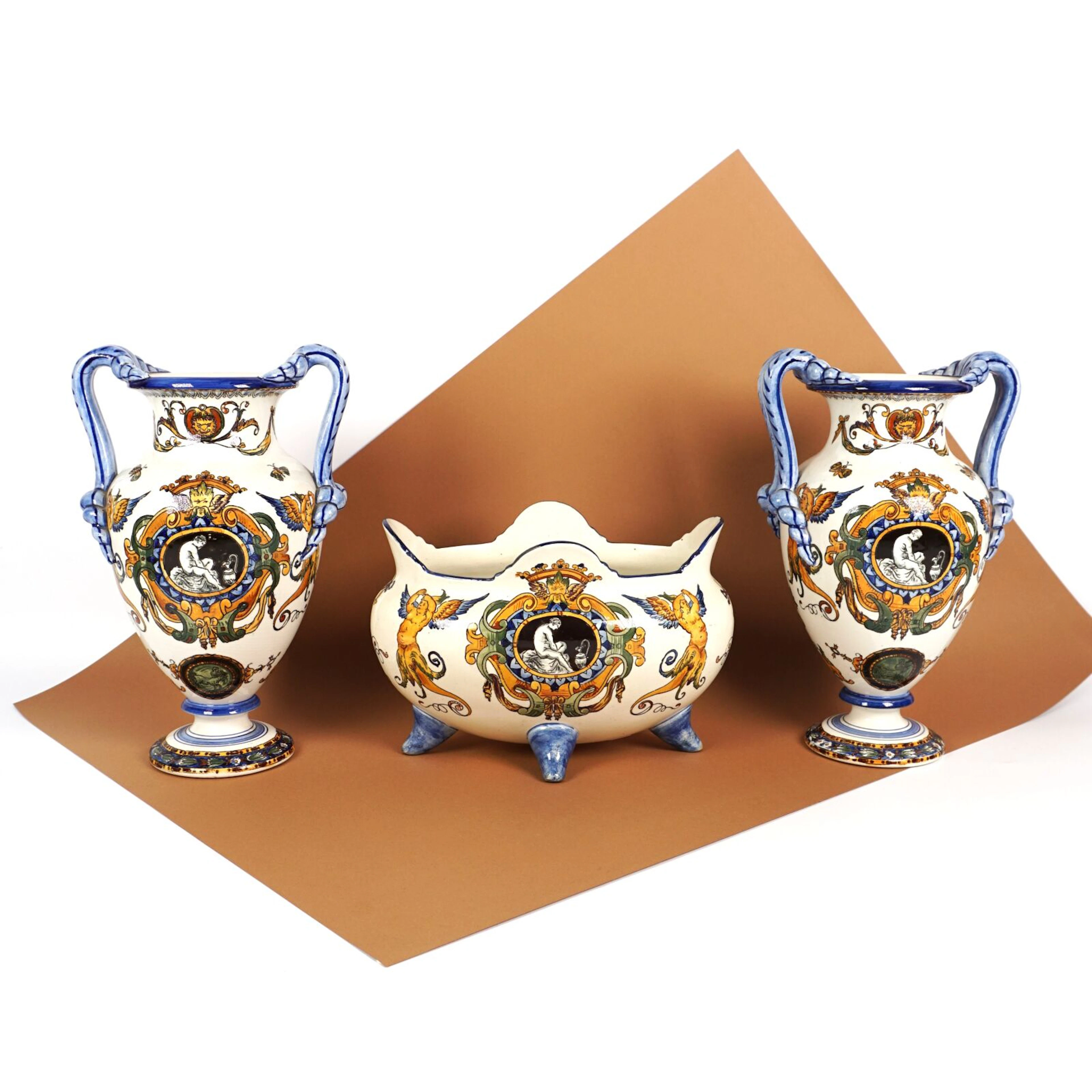 GIEN : Garniture en faïence émaillée polychrome à décor...