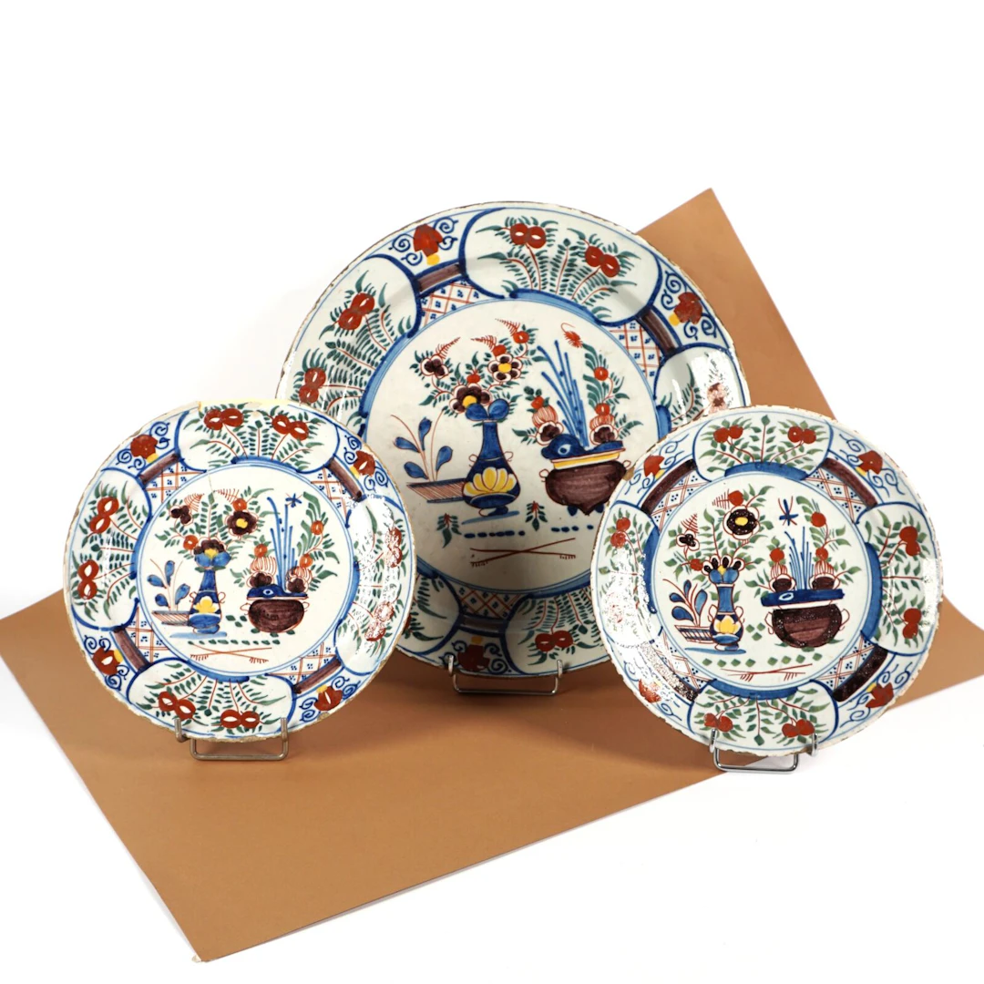 DELFT : Ensemble en faïence fine émaillée polychrome à...
