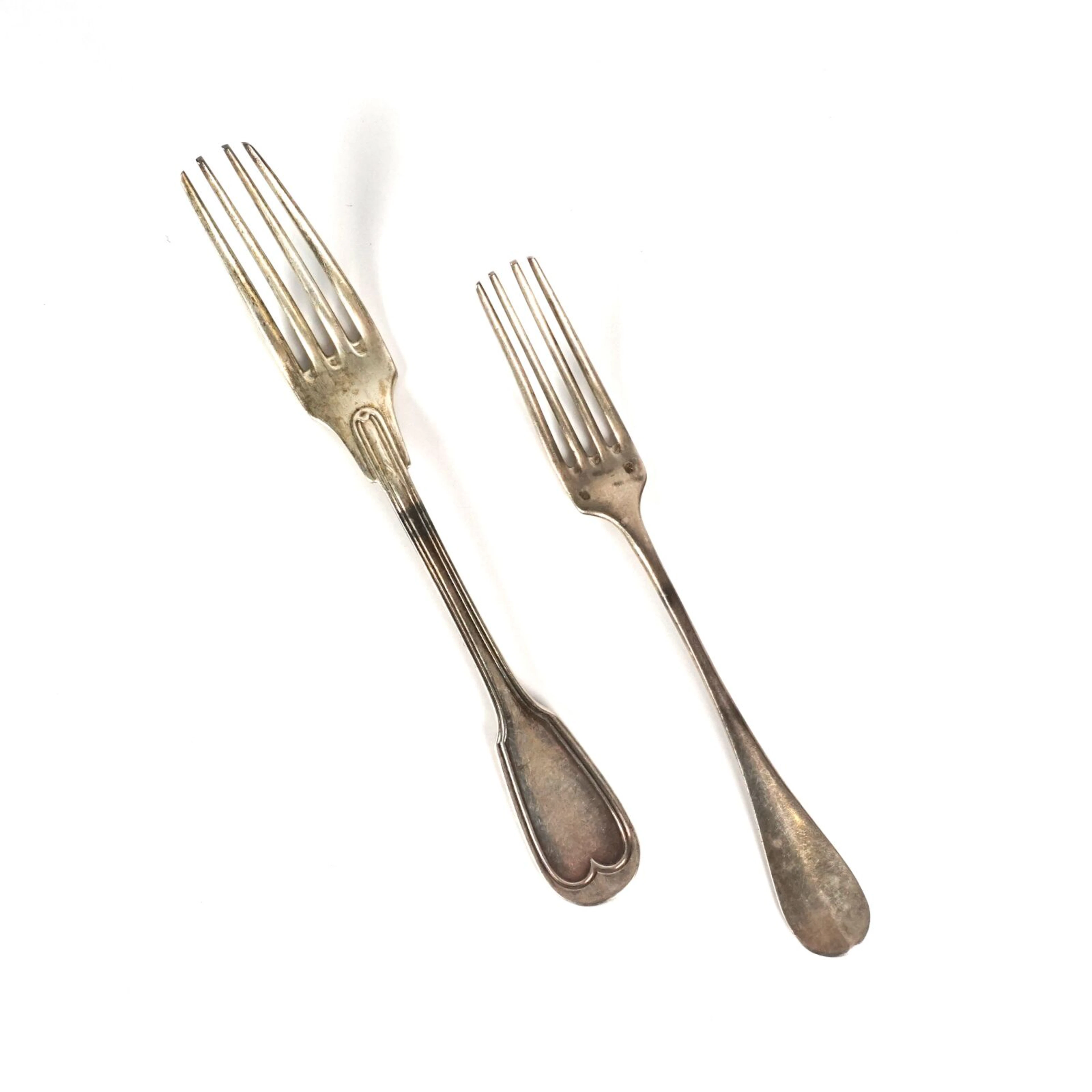 Deux fourchettes en argent