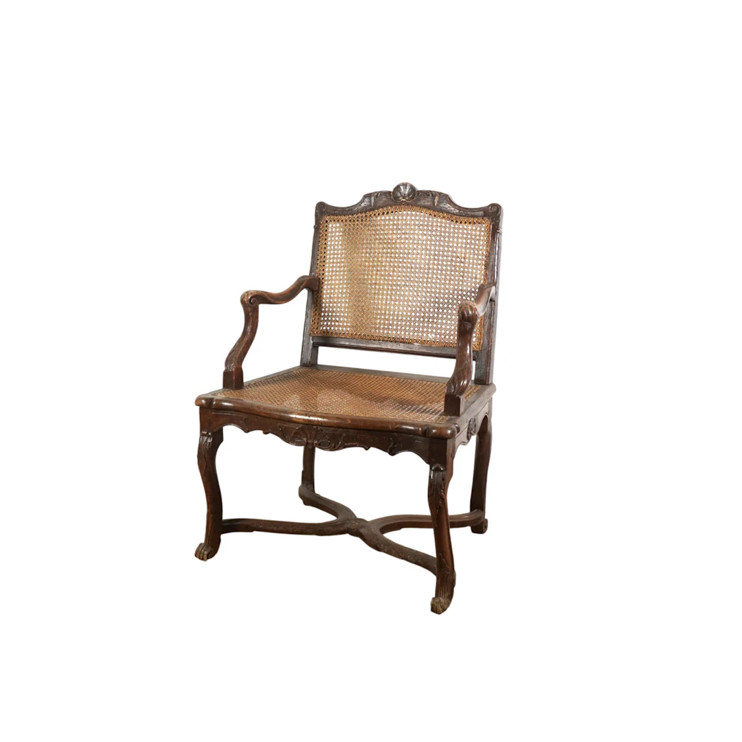 Fauteuil en bois mouluré et sculpté à décor de coquilles...