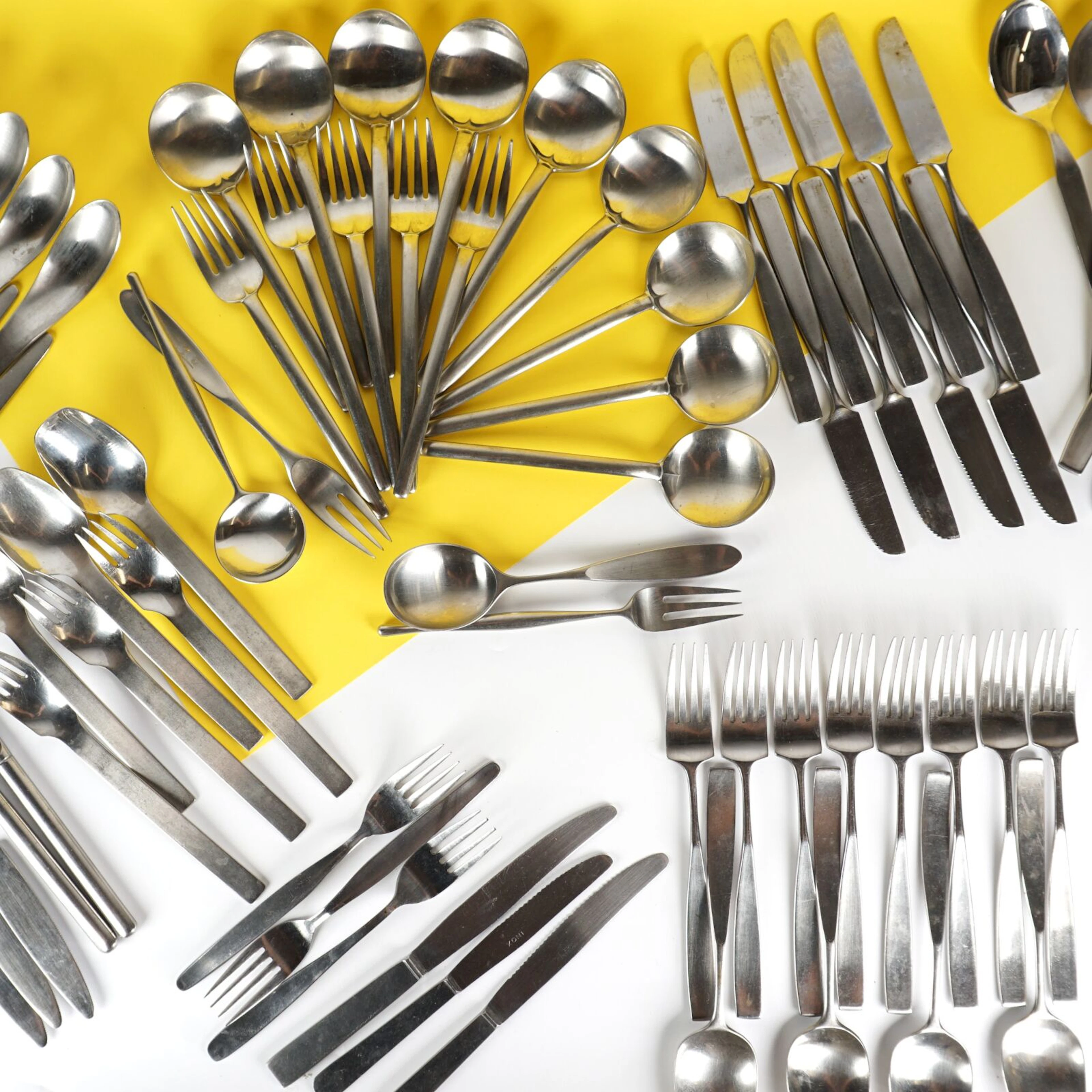 Ensemble de couverts en métal argenté comprenant 30 fourchettes