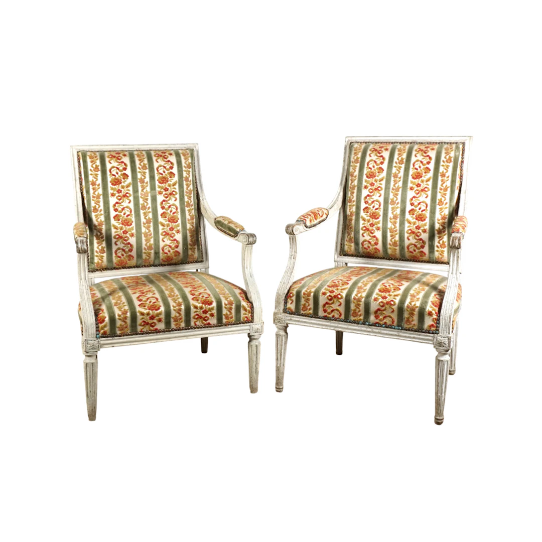 Paire de fauteuils en bois sculpté laqué crème