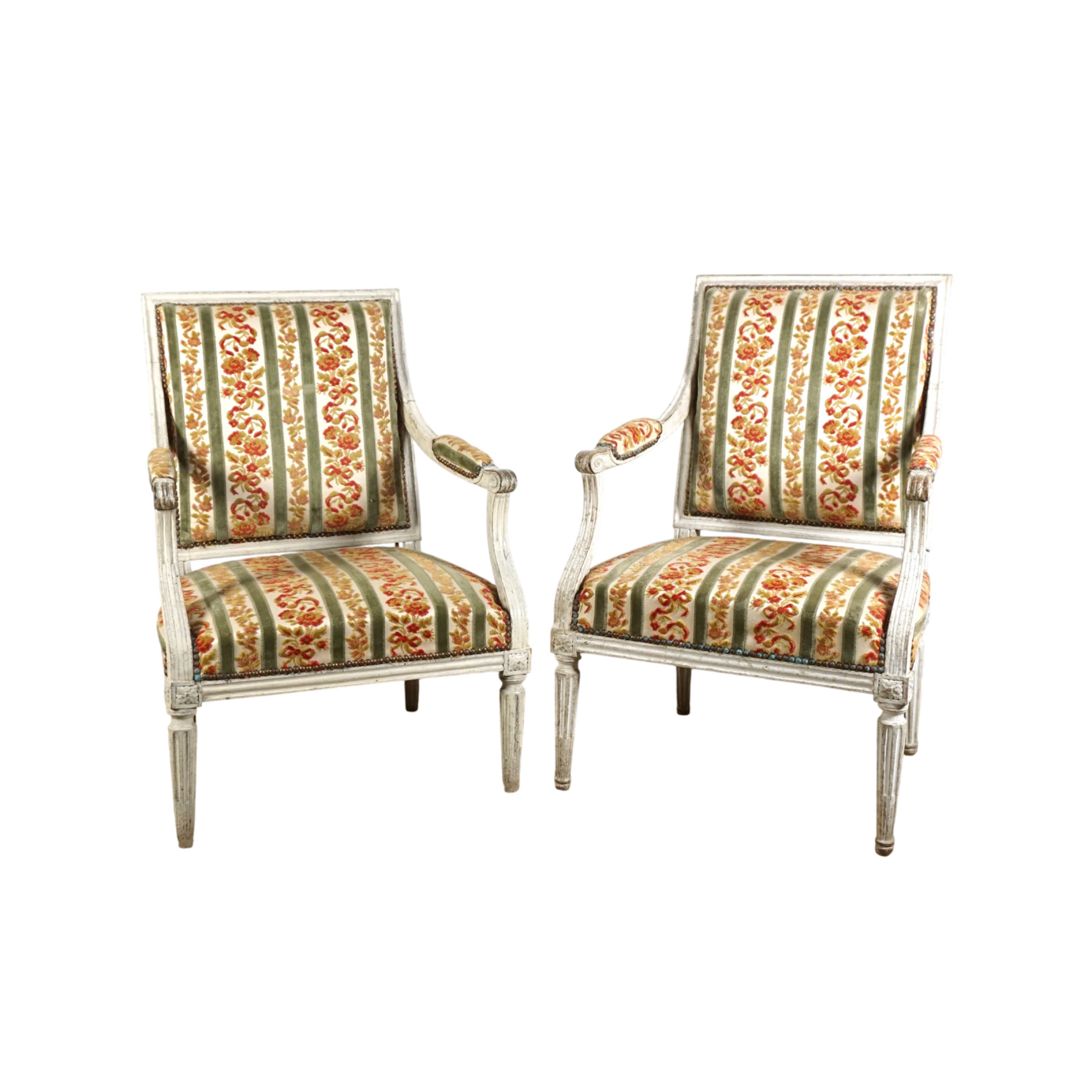 Paire de fauteuils en bois sculpté laqué crème