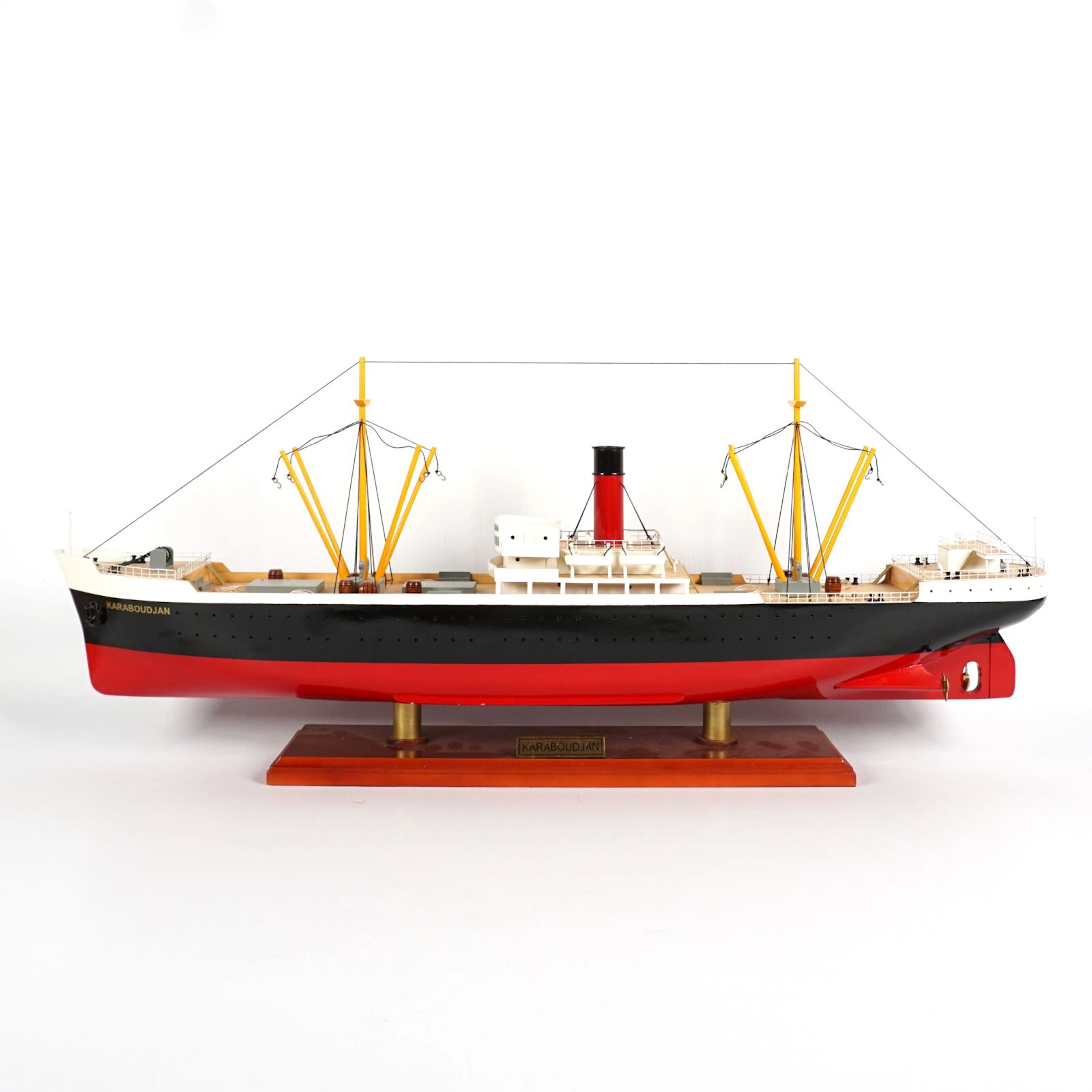TINTIN - "Karaboudjan" : Maquette de bateau en bois verni