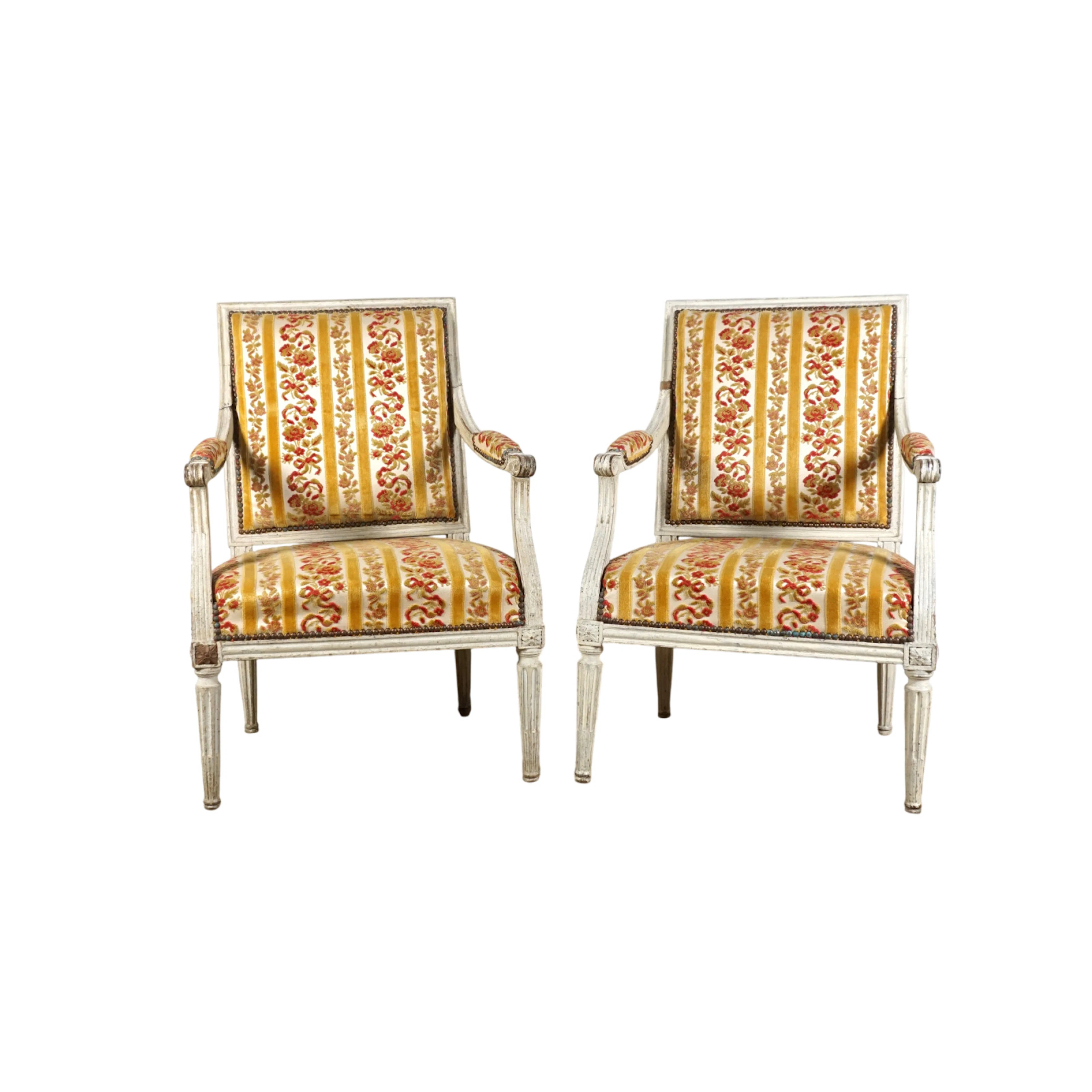 Paire de fauteuils à dossiers droits en bois mouluré et sculpté laqué gris