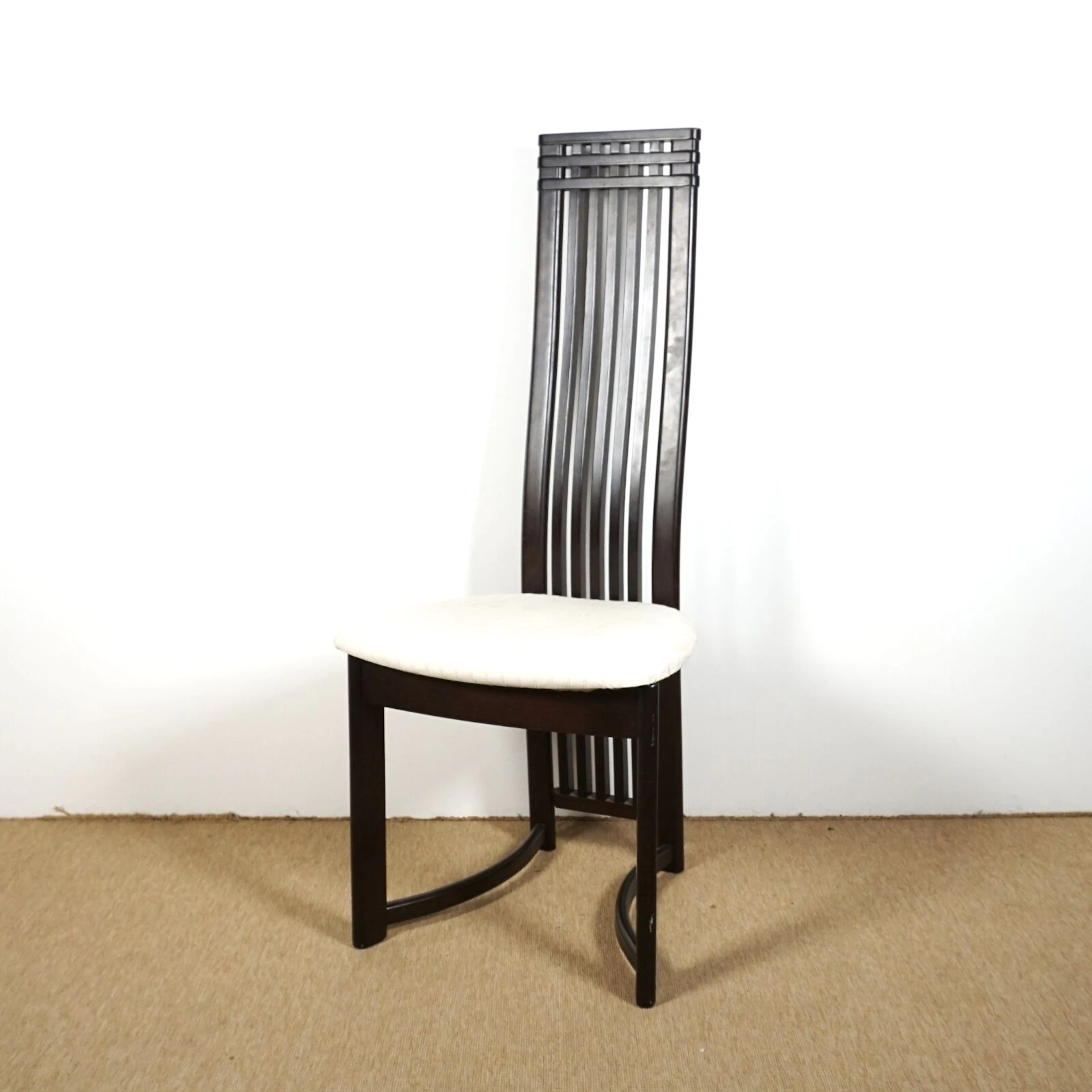 Dans le goût de Frank LLOYD WRIGHT (1867-1959) : Chaise...