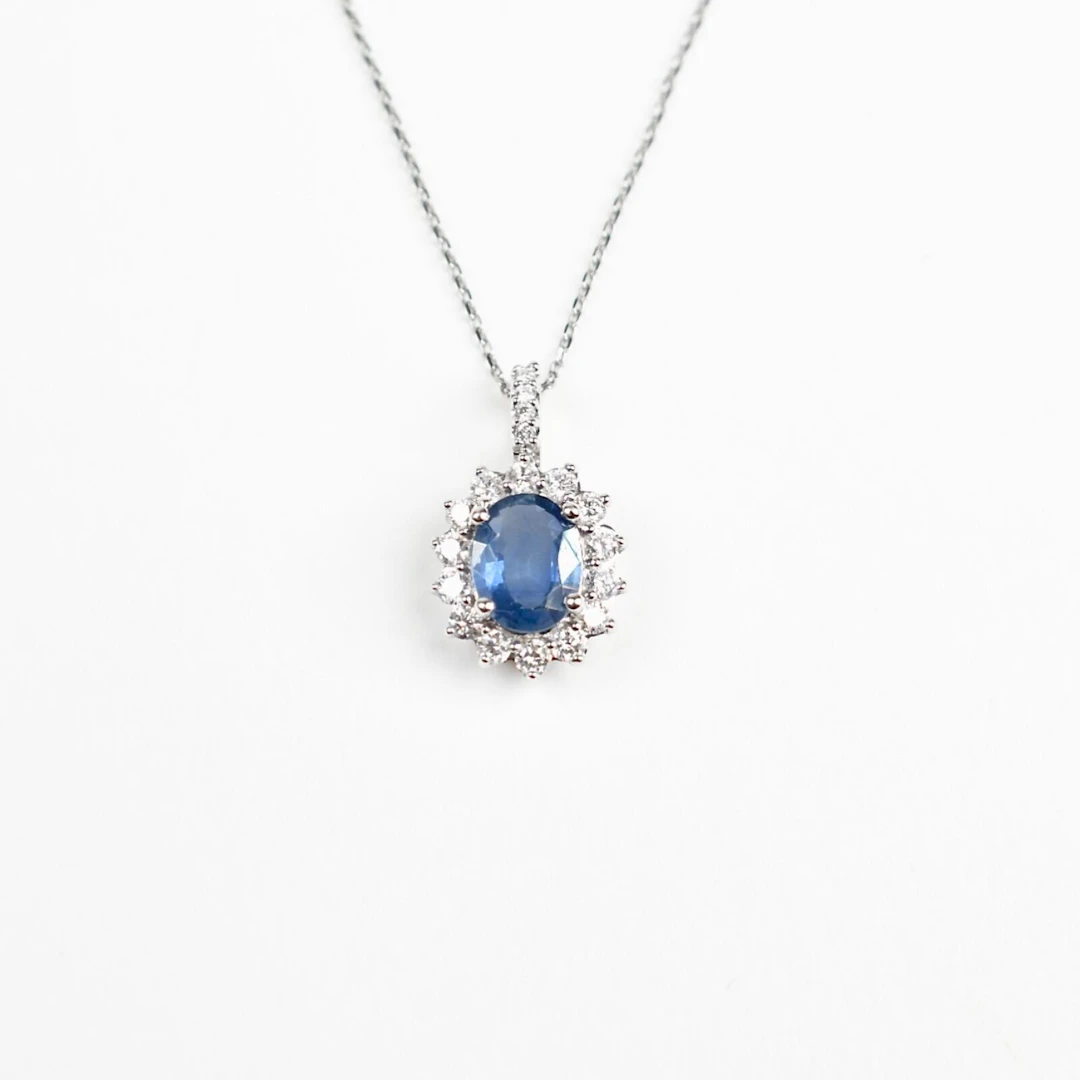 Pendentif ajouré de forme ovale et sa chaîne maille...