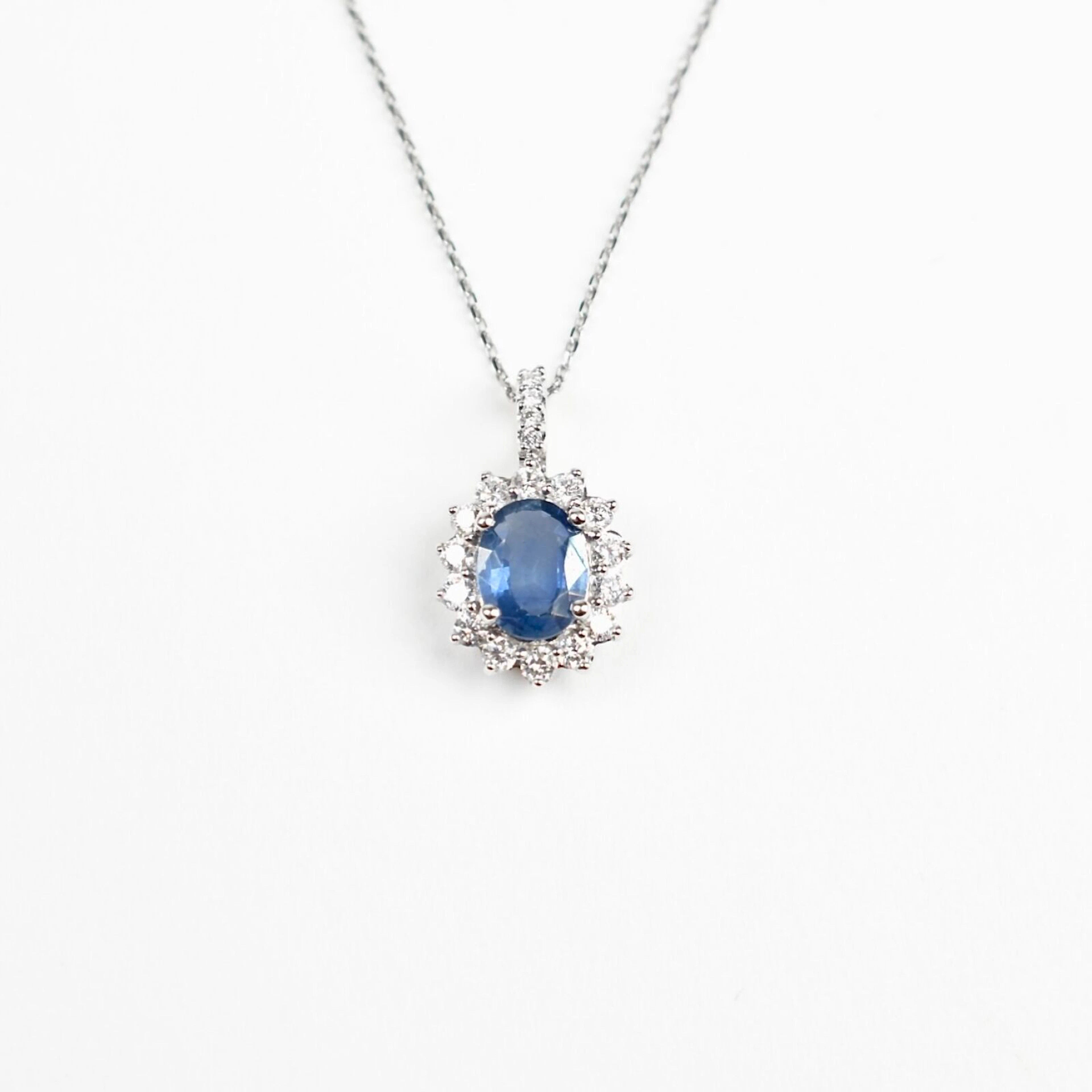 Pendentif ajouré de forme ovale et sa chaîne maille...