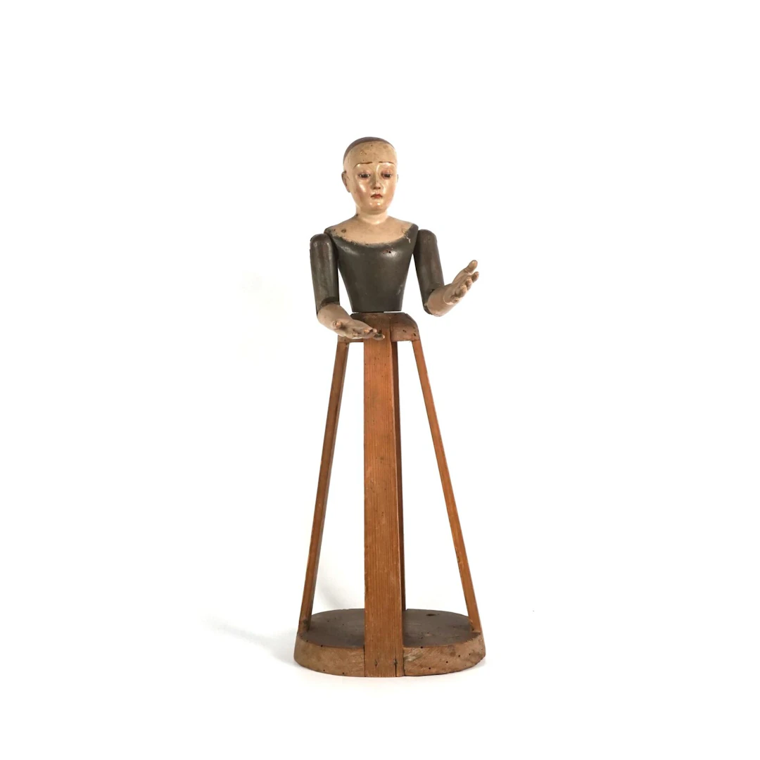 Poupée en buste en bois peint