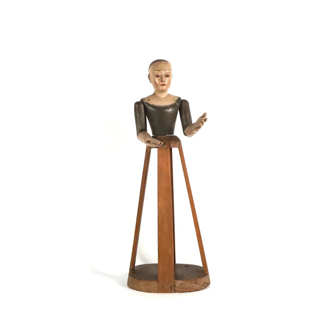 Poupée en buste en bois peint