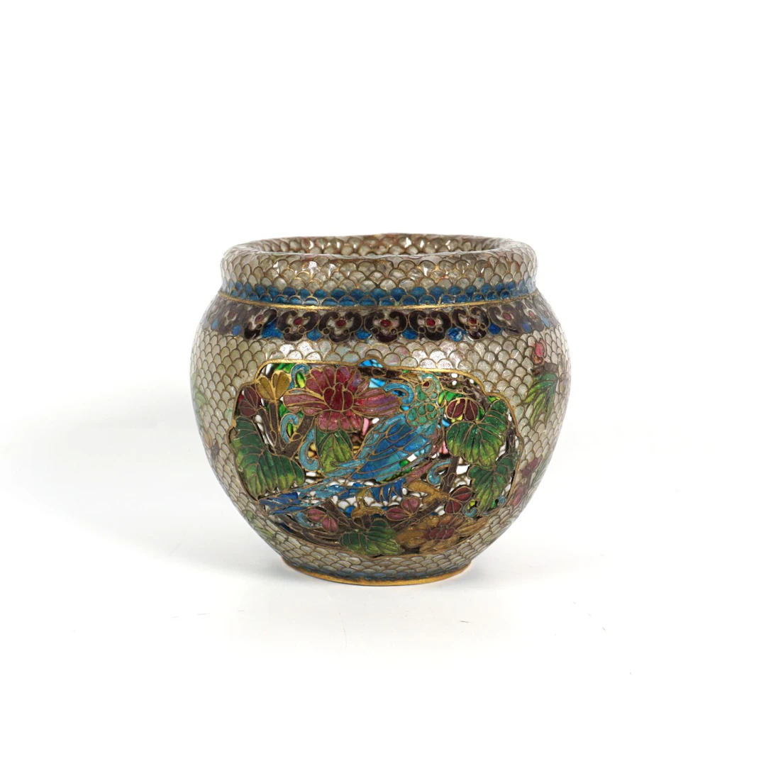 Petit vase en émail plique-à-jour à décor polychrome...