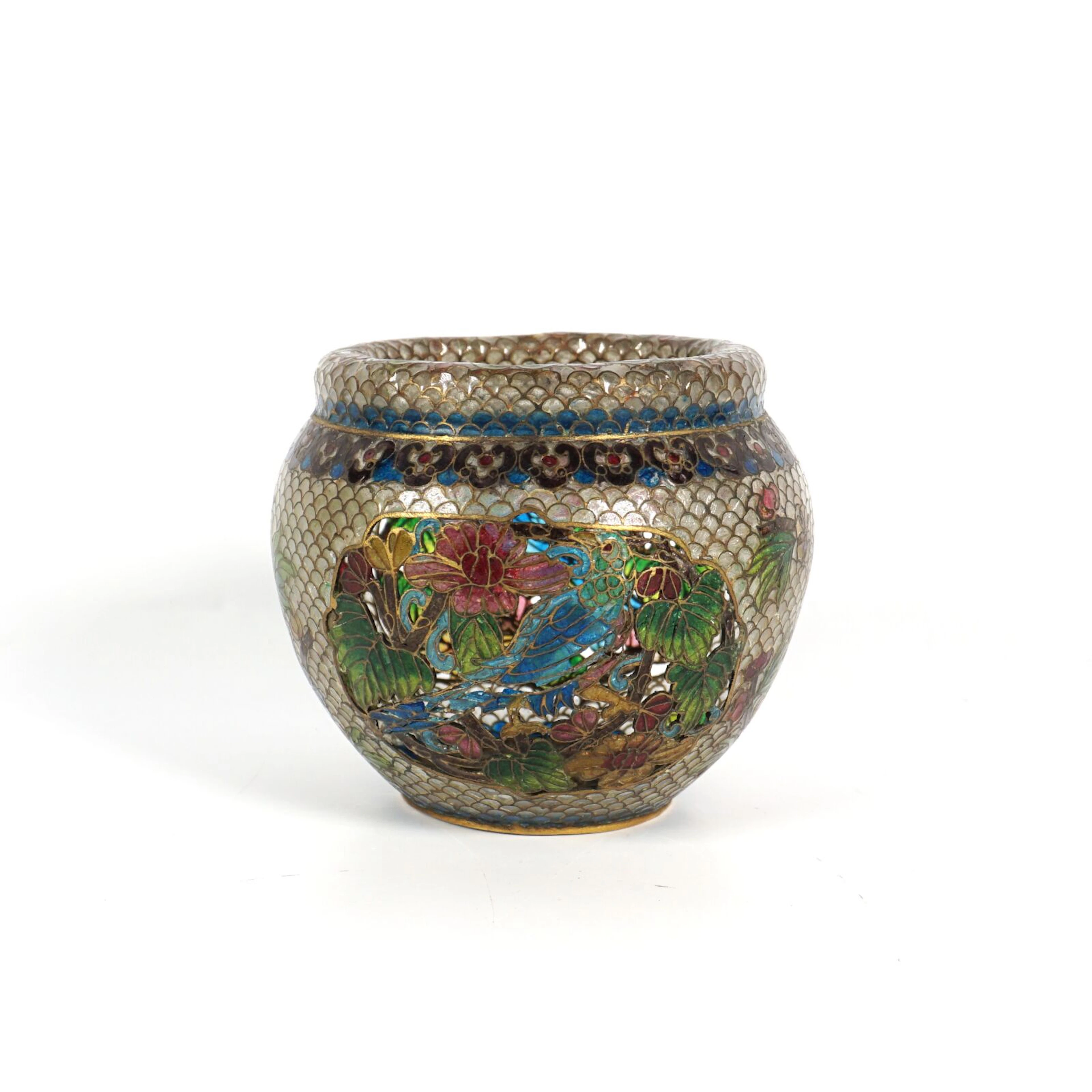 Petit vase en émail plique-à-jour à décor polychrome...